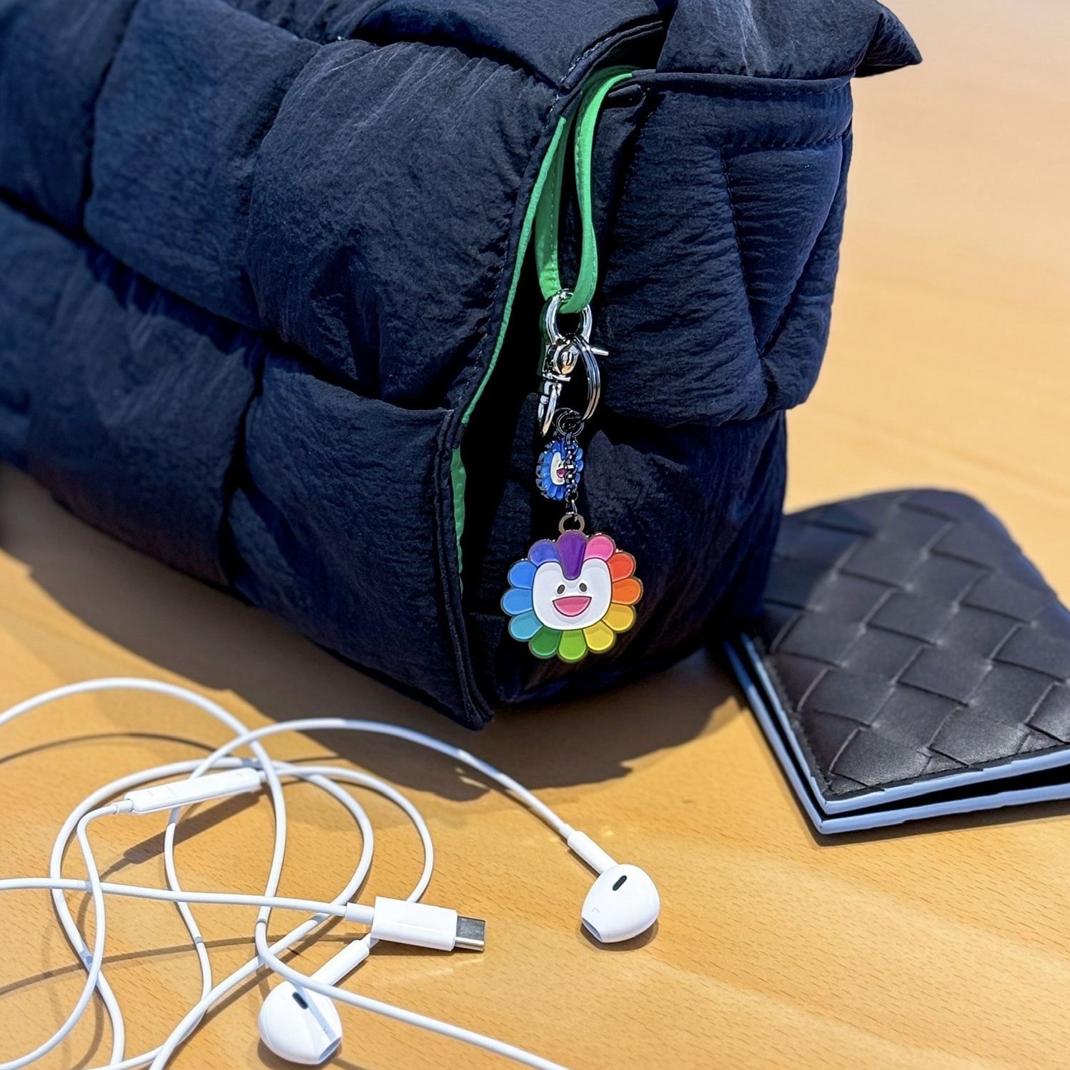 NewJeans x Murakami Metal Keyring Flower 착용 스타일