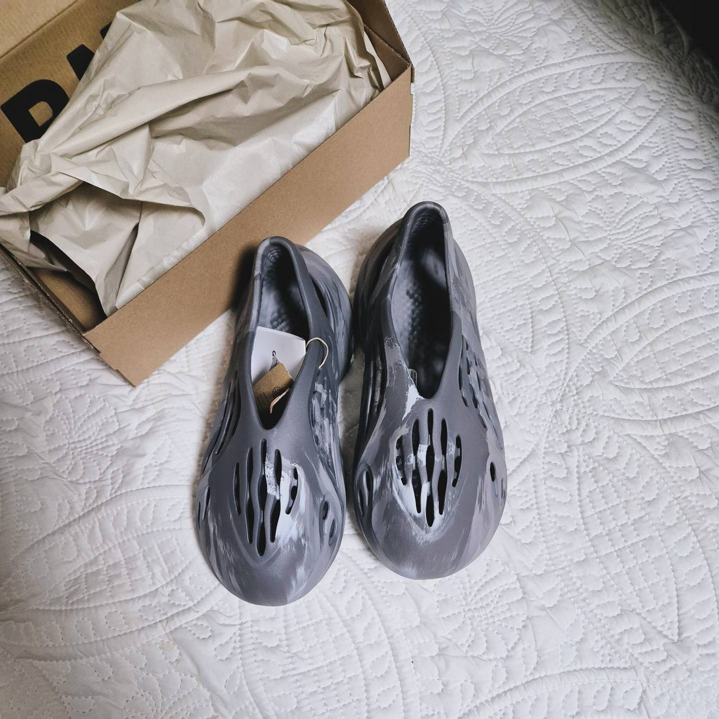 Adidas Yeezy Foam RNNR MX Granite 착용 스타일 - 1