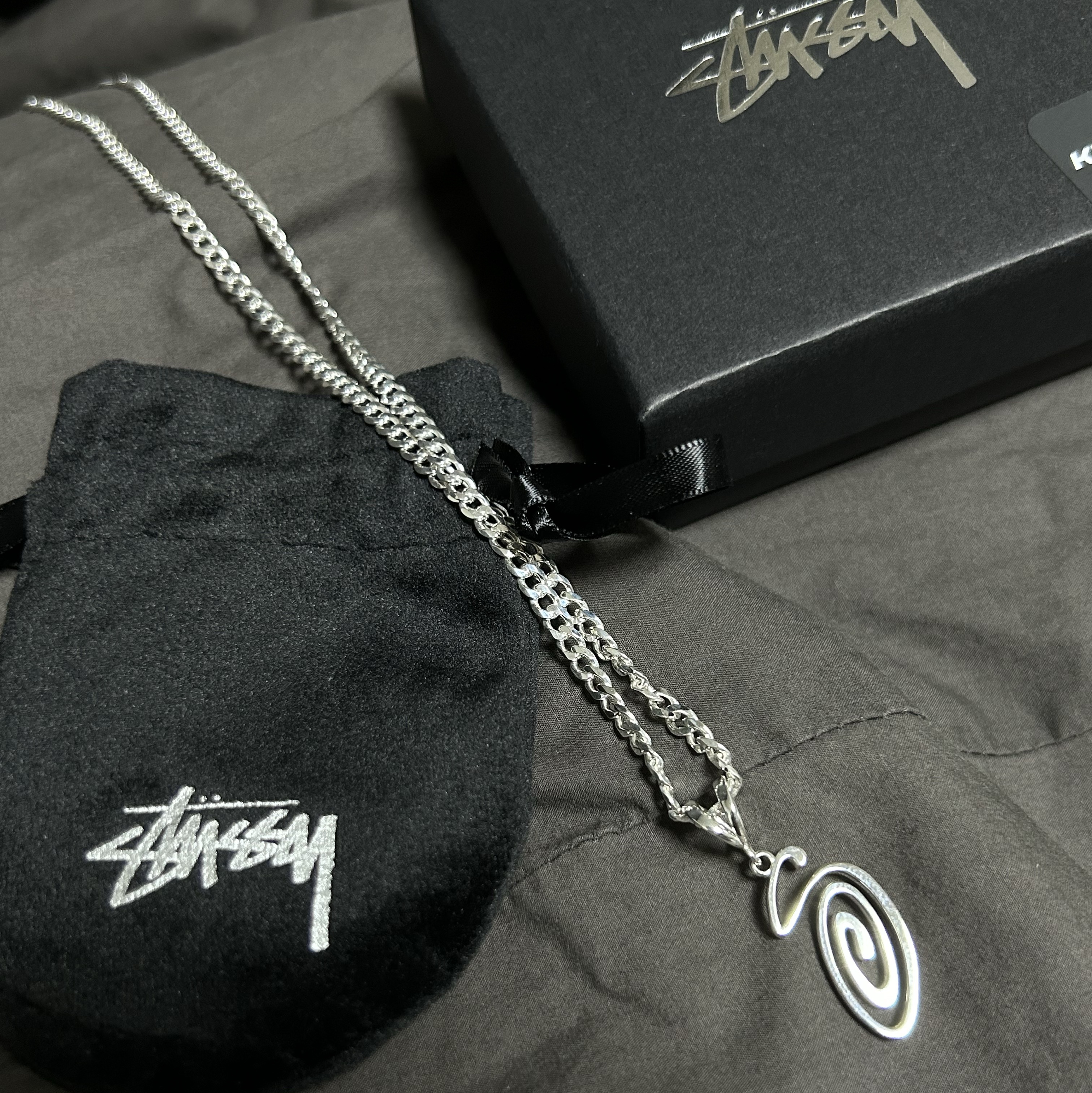 Stussy Swirly S Chain Sterling Silver 착용 스타일 - 2