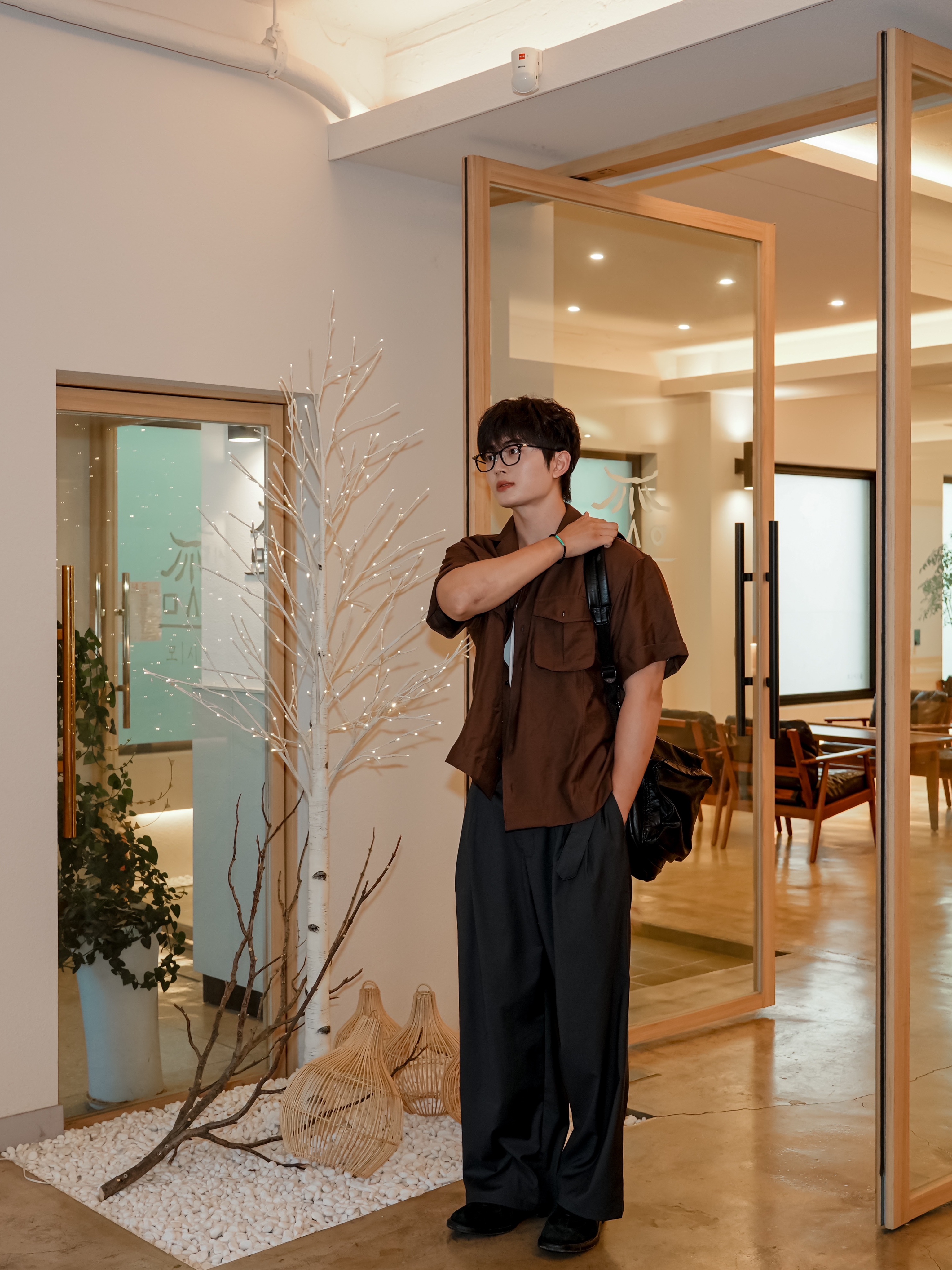 Nocle Knox Pocket Half Shirts Brown 착용 스타일 - 2