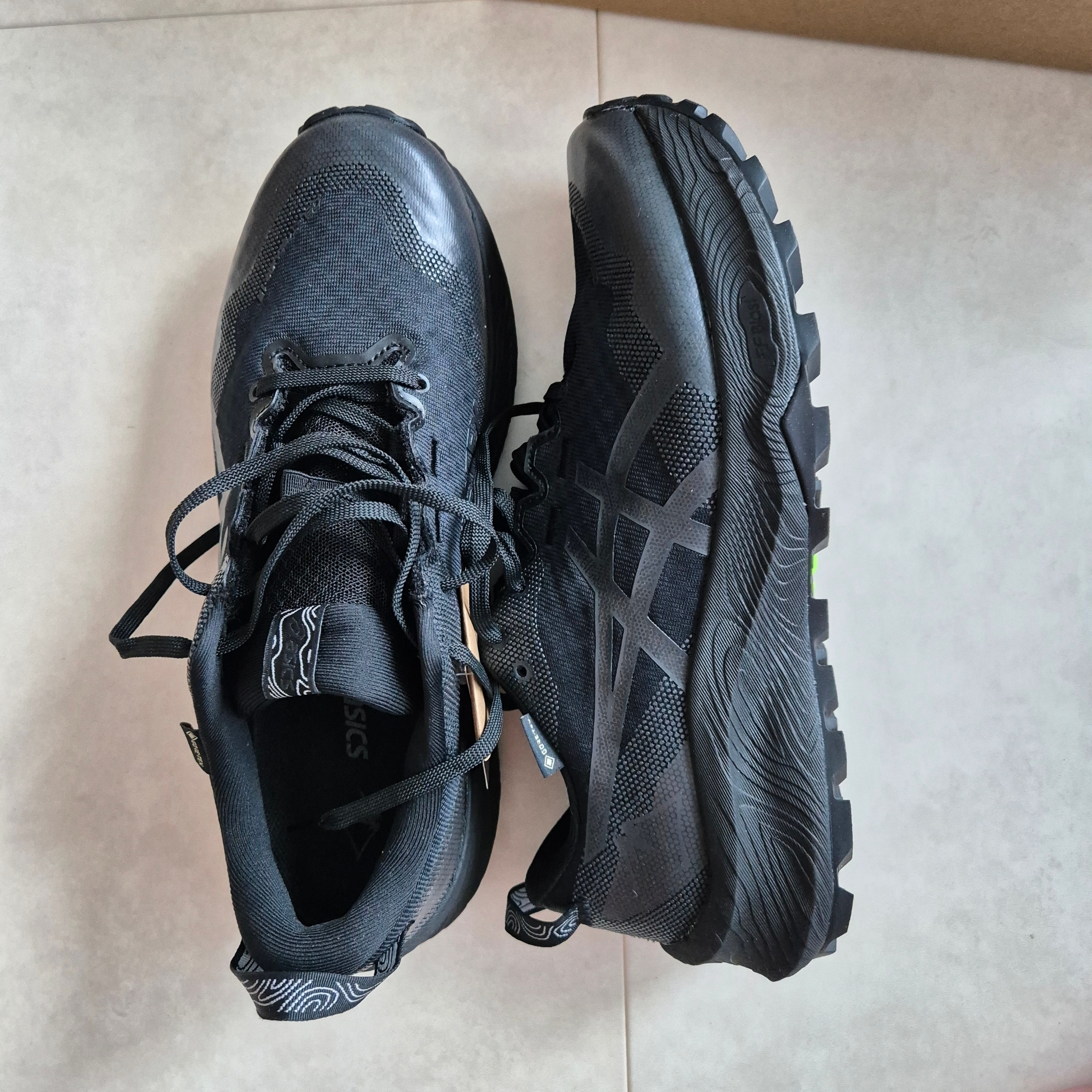 Asics Gel-Trabuco 12 Gore-Tex Black Graphite Grey 착용 스타일 - 2