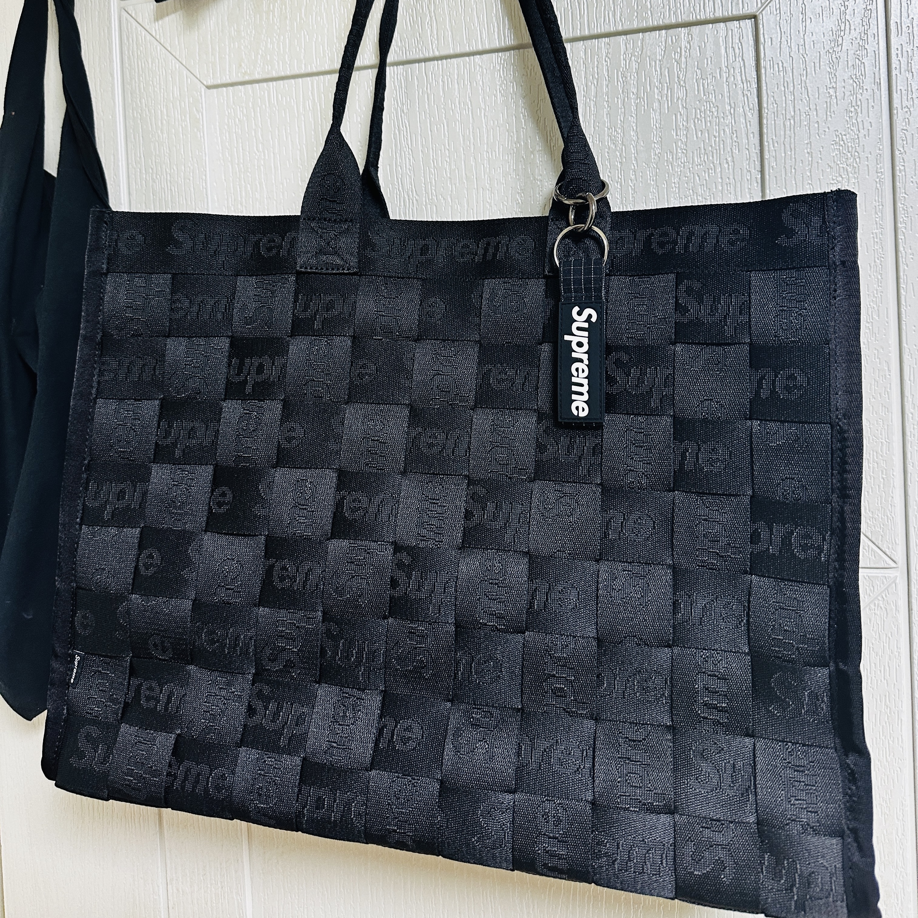 Supreme Woven Tote Black - 24SS, Supreme Ripstop Keychain Black - 24SS 착용 스타일