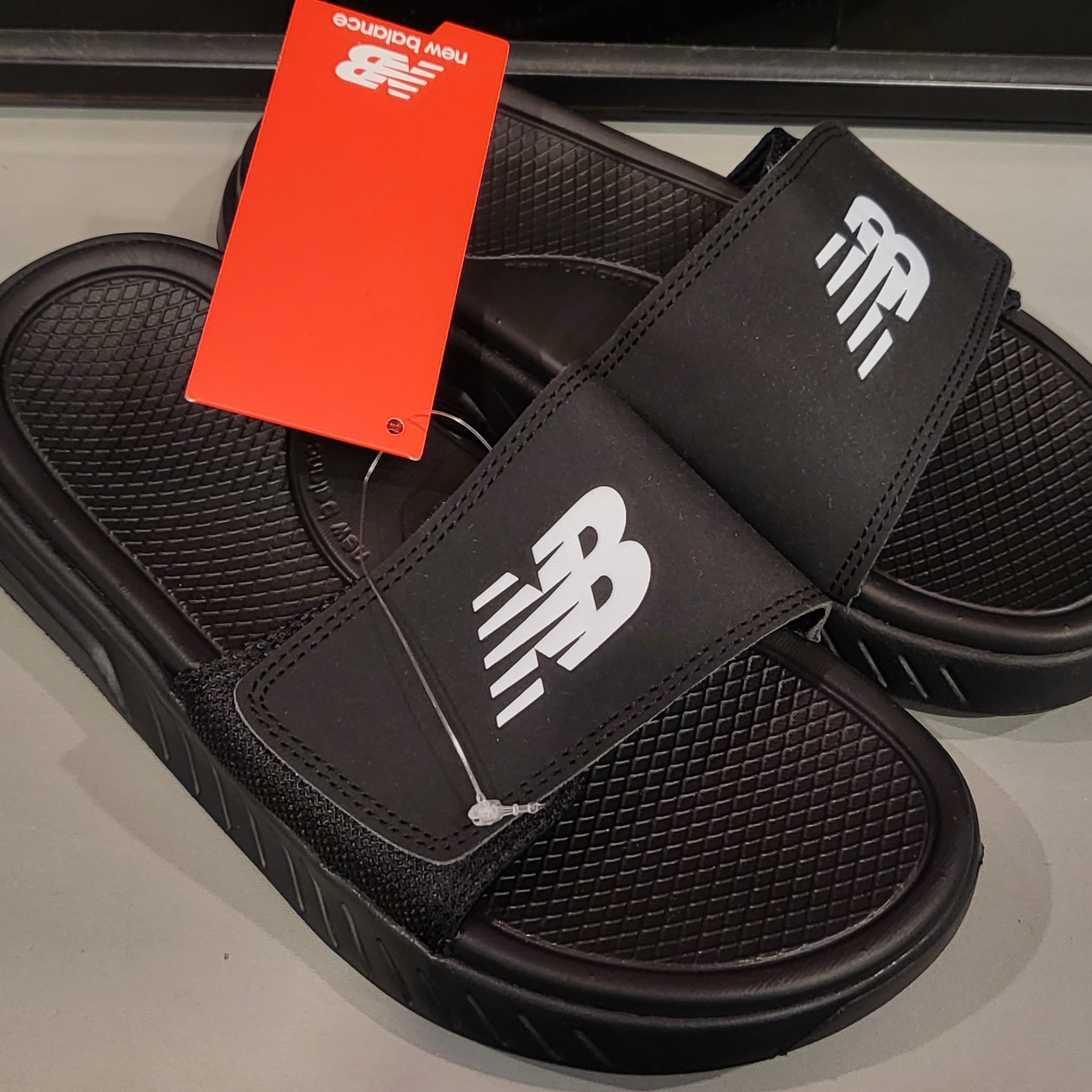 New Balance Cushioning Slide Black 착용 스타일