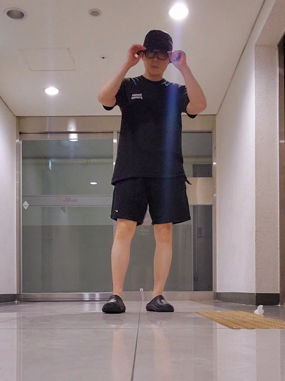 Oofos x Takahiromiyashita The Soloist The Day The Whole World Went Away Clog Black, Supreme x Hardies Dog T-Shirt Black - 23SS 착용 스타일 - 2