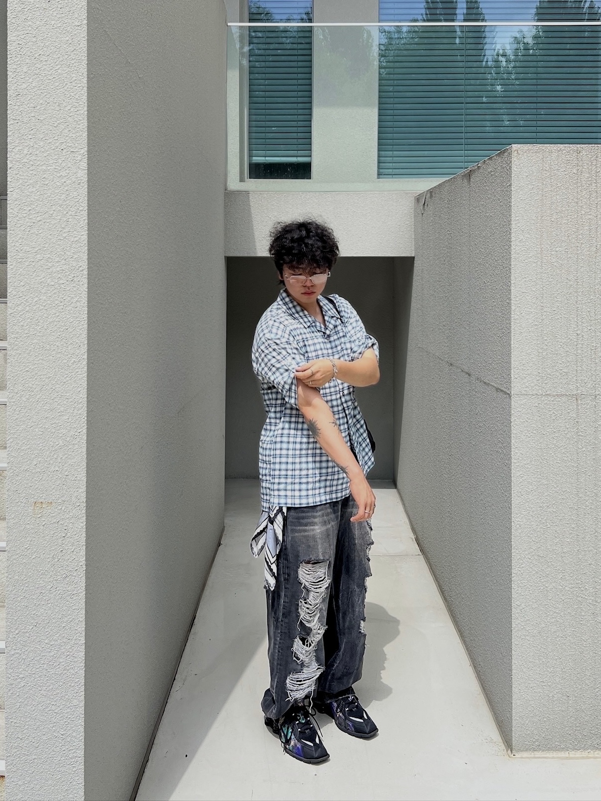 Millo Archive Reflect Curved Damage Pants Washed Black, Nike x Martine Rose Shox MR4 Black Multi 착용 스타일 - 3