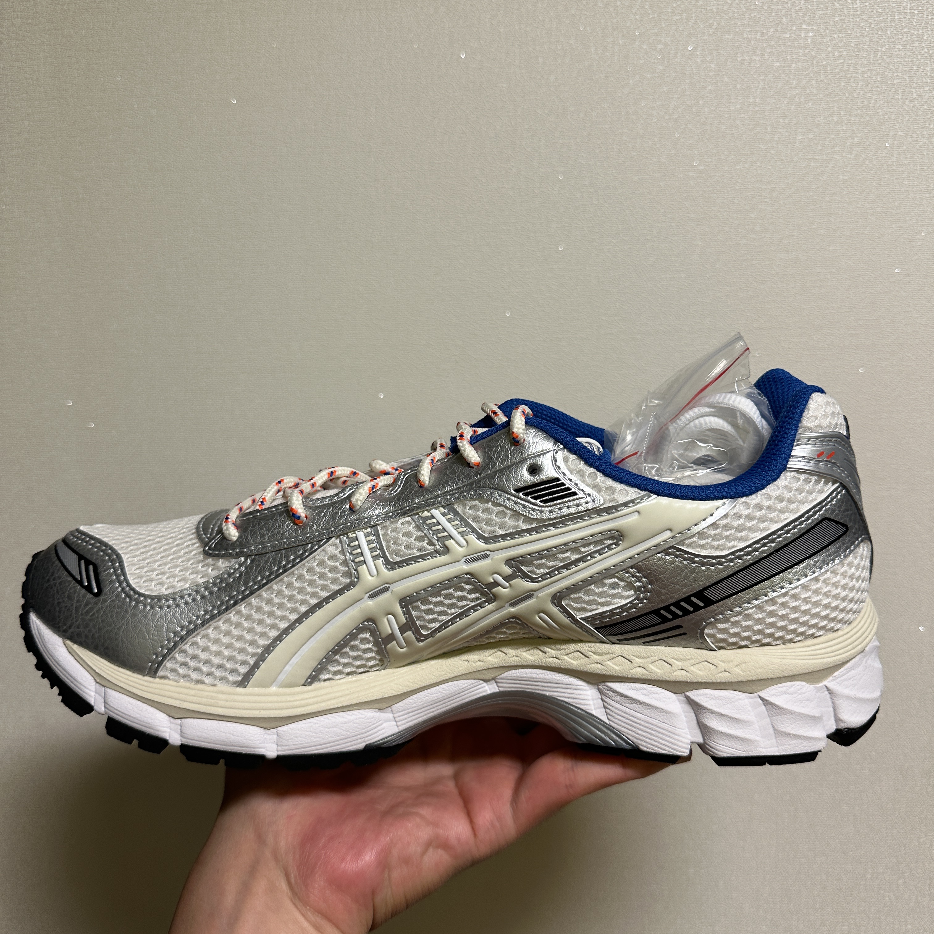 Asics x Ronnie Fieg Gel-Kayano 12.1 Cream 착용 스타일 - 3