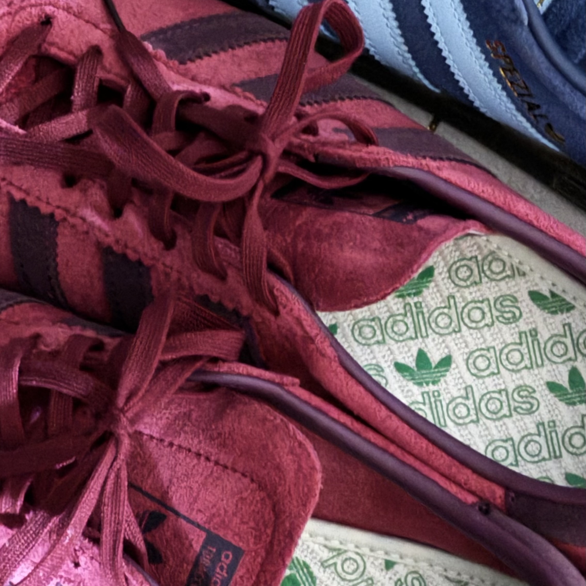 Adidas Tobacco Gruen Collegiate Burgundy 착용 스타일 - 2