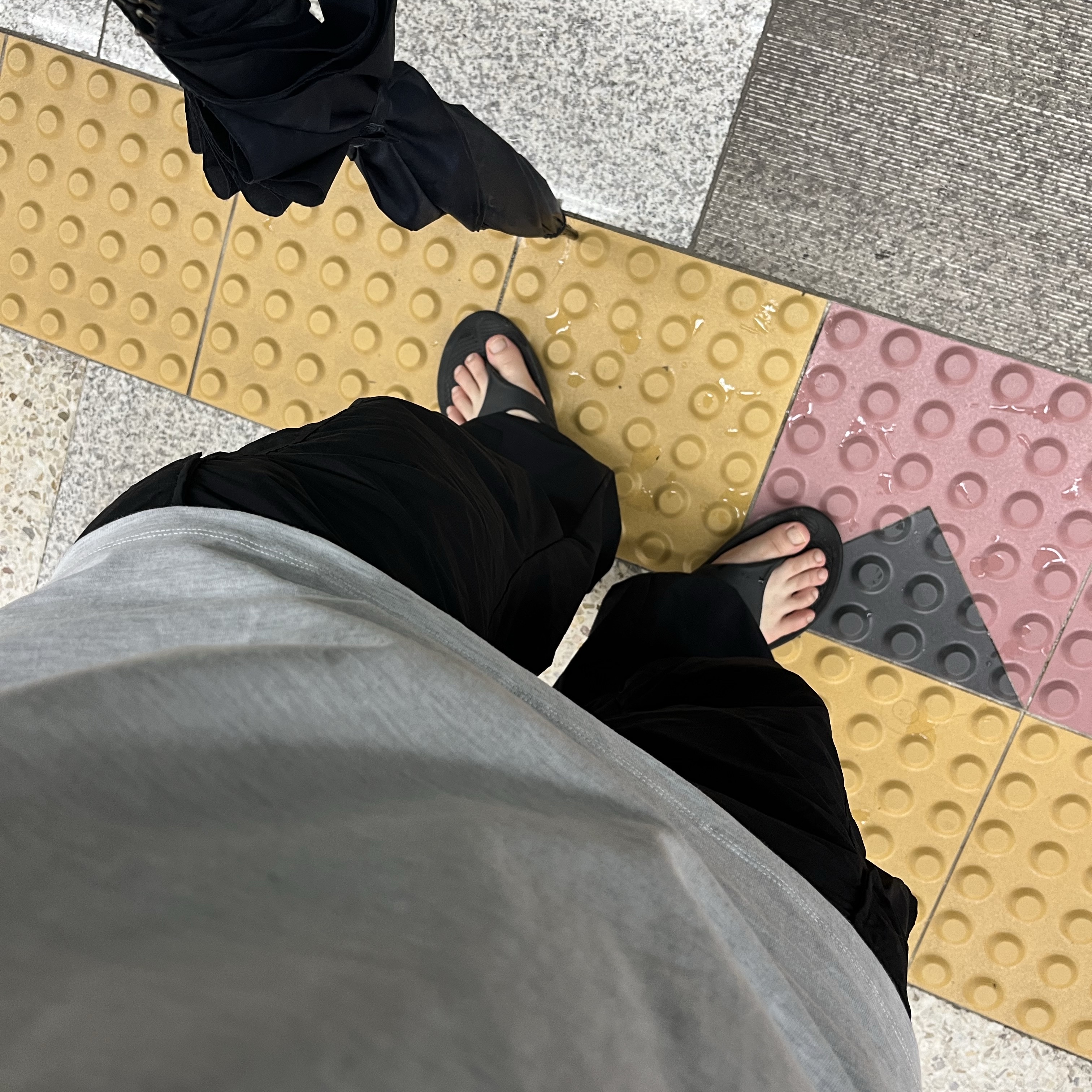 Oofos OOriginal Black 착용 스타일