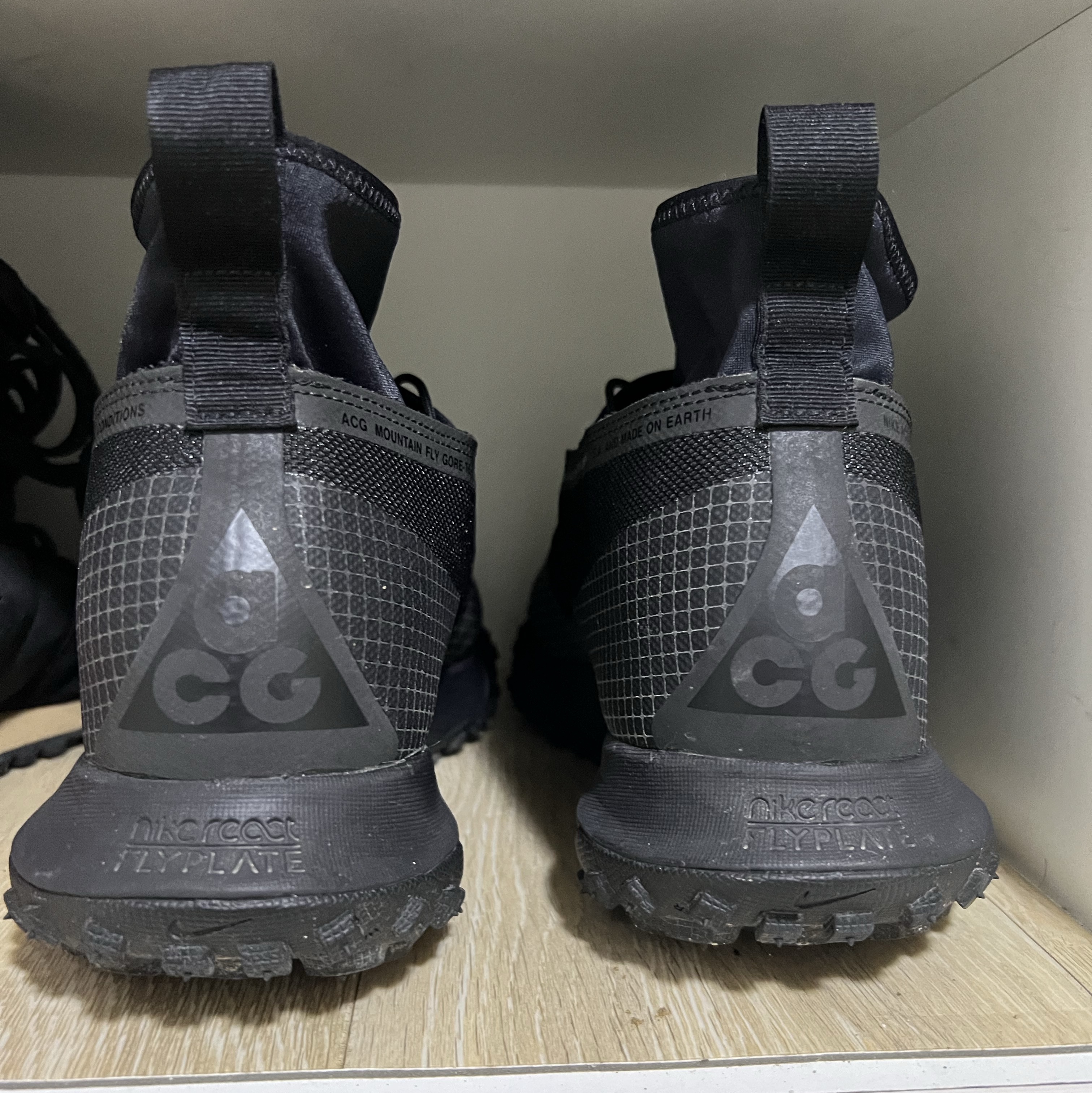 Nike ACG Mountain Fly Gore-Tex Black and Dark Grey 착용 스타일
