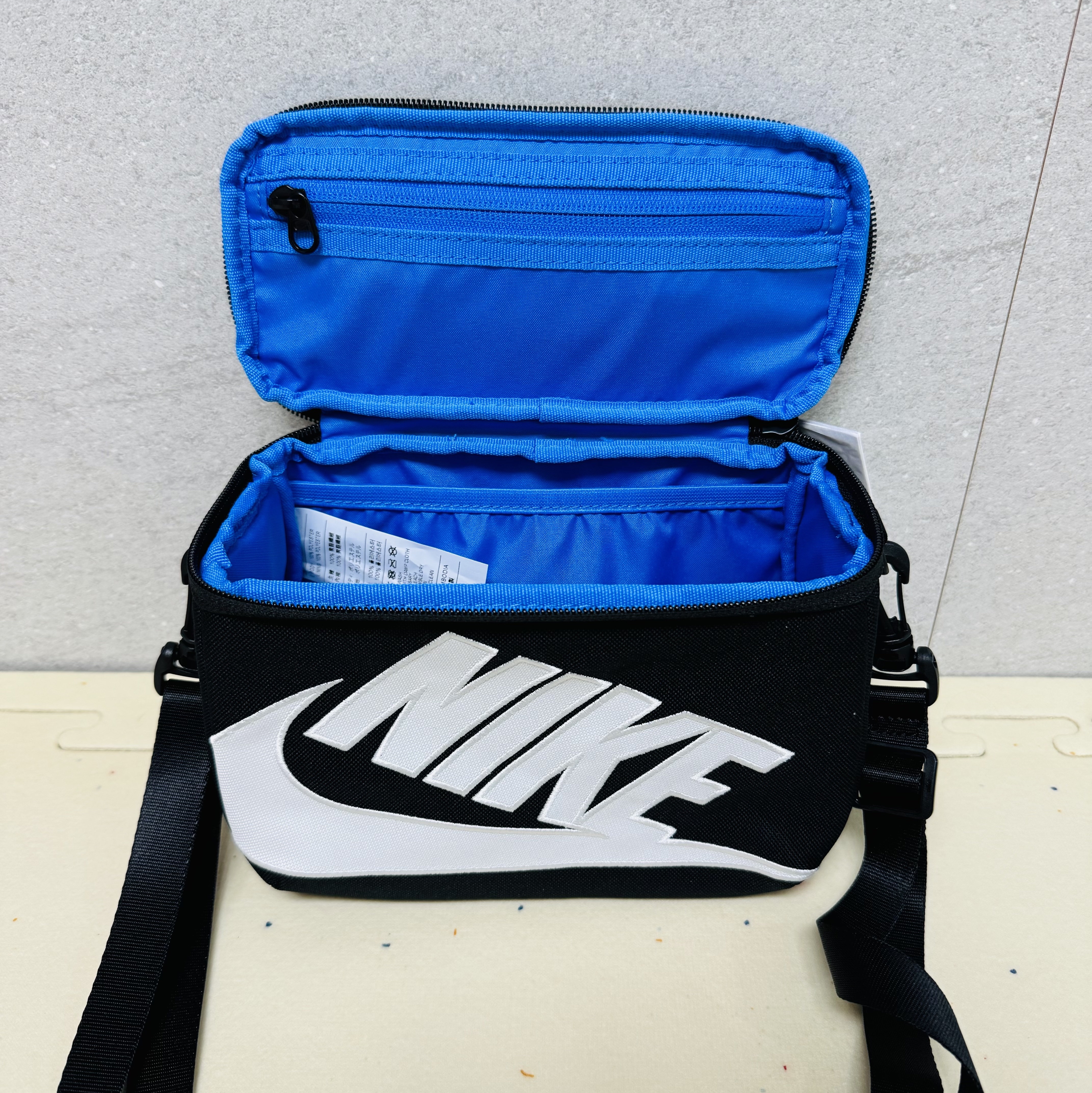 NIke Mini Shoebox Crossbody Bag 3L Black 착용 스타일 - 3