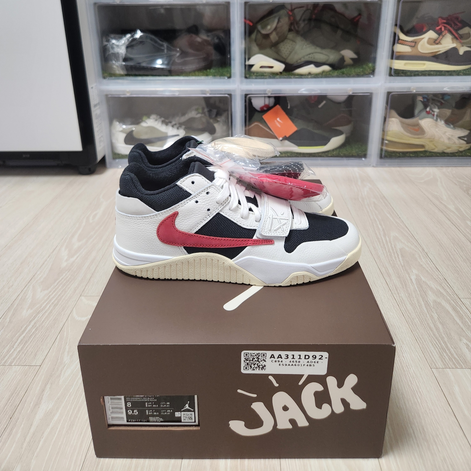 Jordan x Travis Scott Jumpman Jack TR University Red 착용 스타일 - 4
