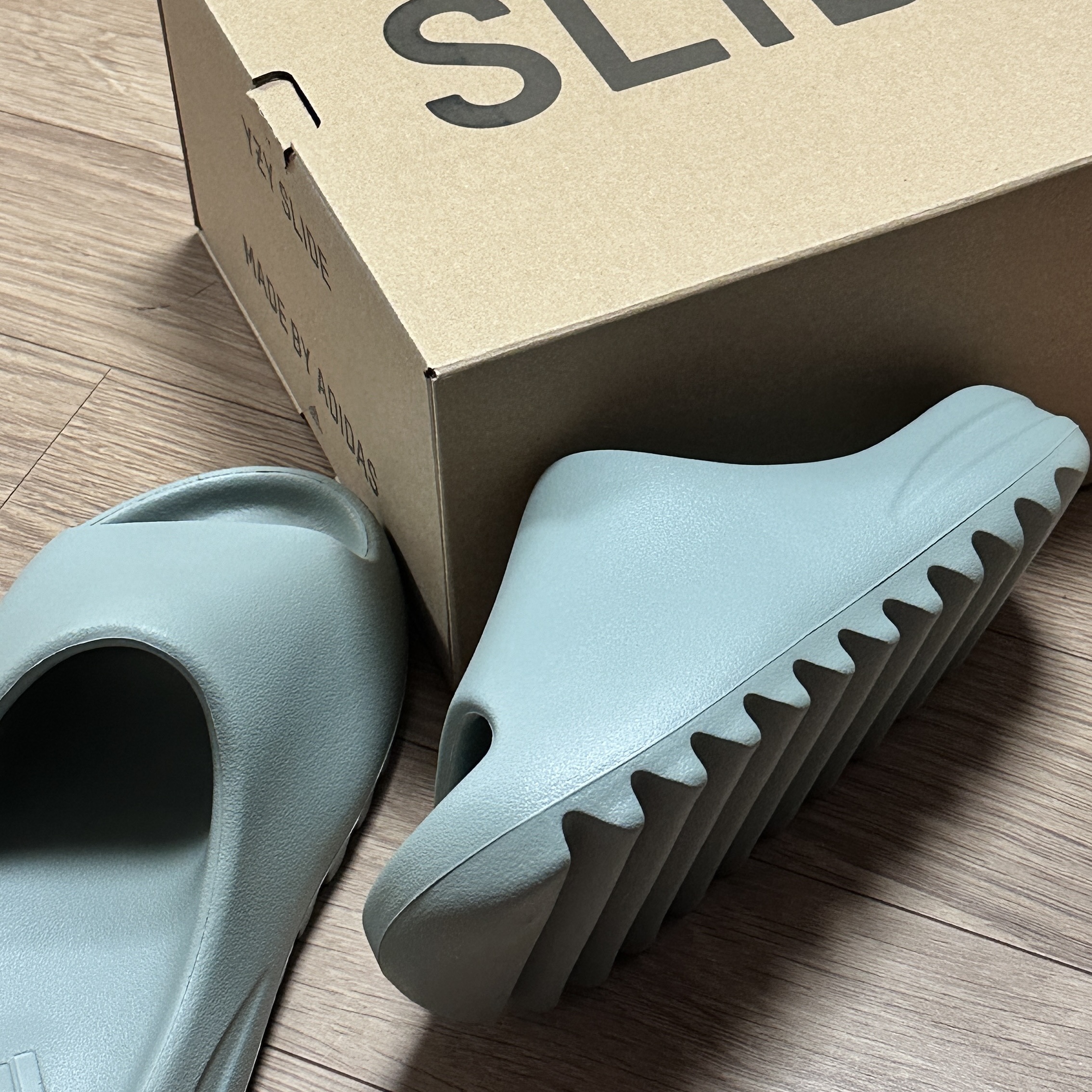 Adidas Yeezy Slide Salt 착용 스타일