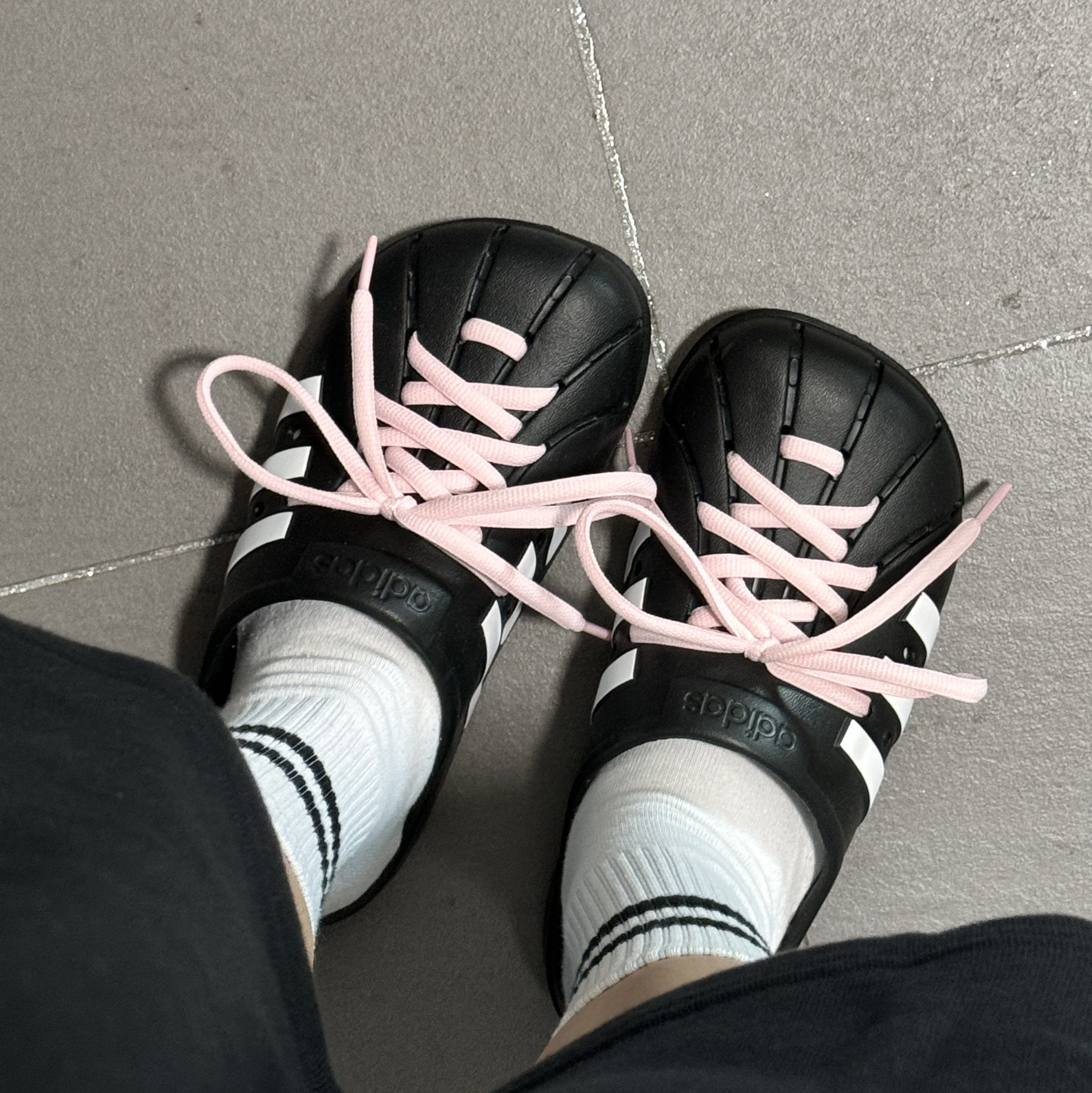 Adidas Adilette Clog Black White 착용 스타일