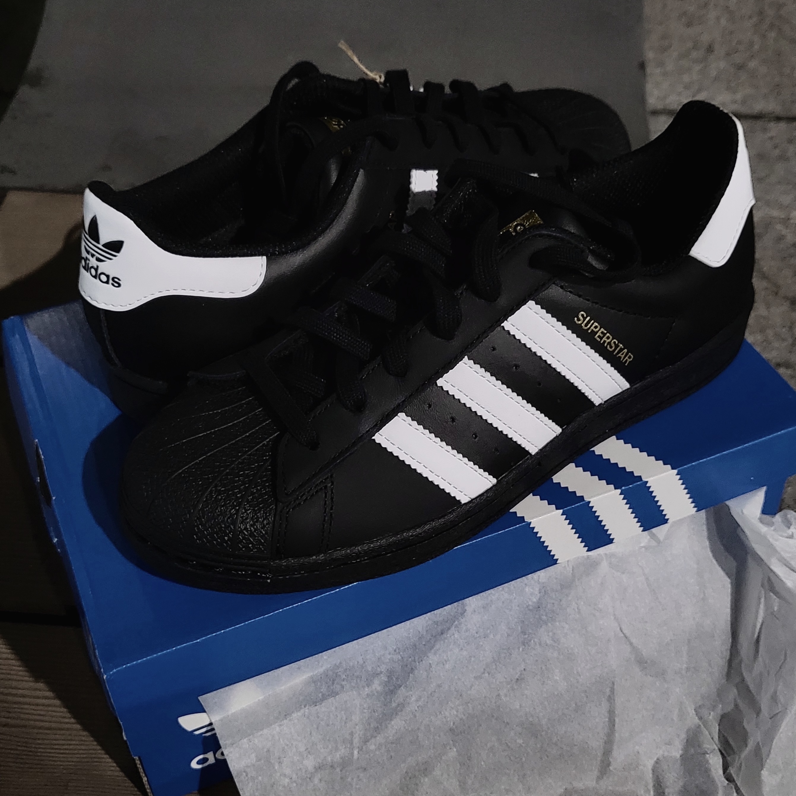 Adidas Superstar Core Black White 착용 스타일