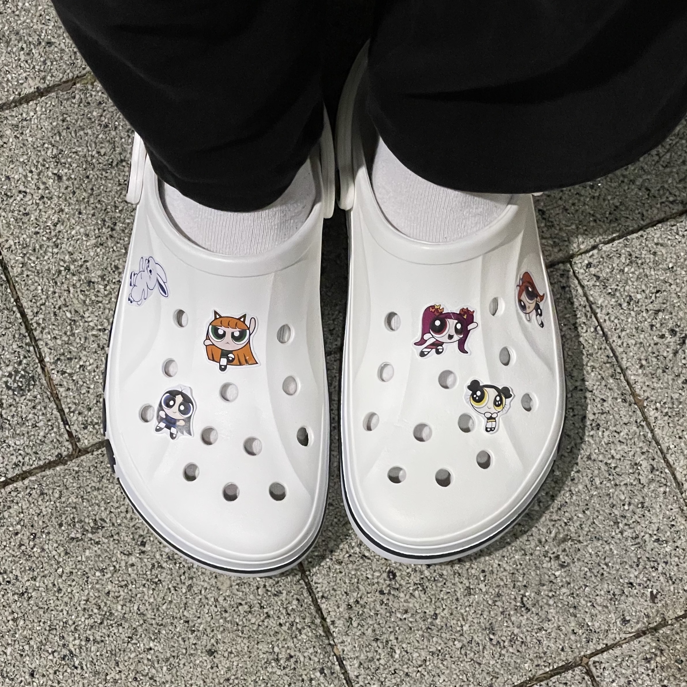 Crocs Bayaband Clog White Navy 착용 스타일 - 1