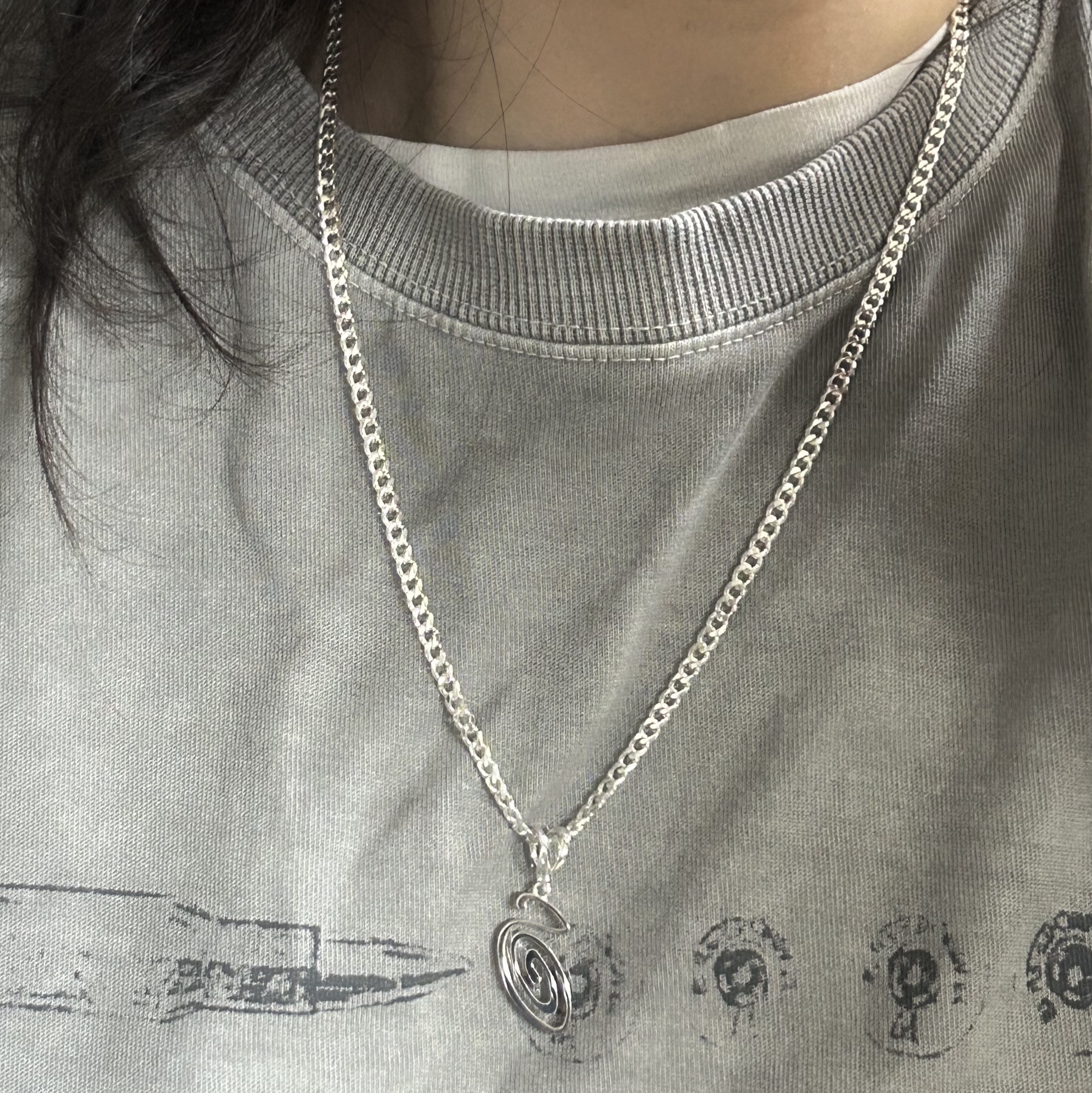 Stussy Swirly S Chain Sterling Silver 착용 스타일 - 1