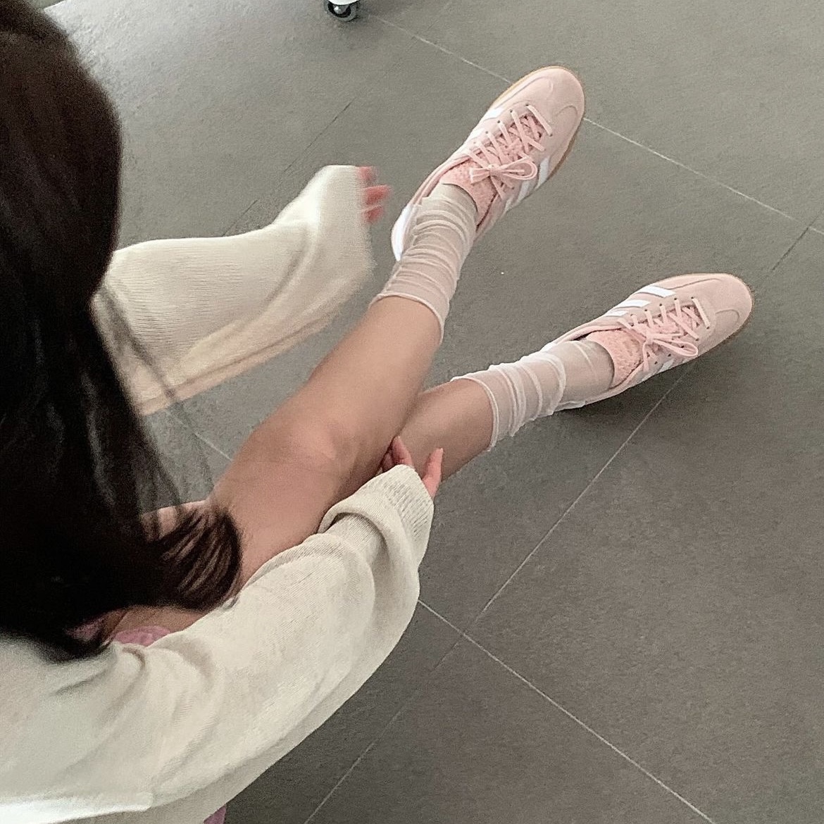 (W) Adidas Gazelle Indoor Sandy Pink Cloud White 착용 스타일 - 5