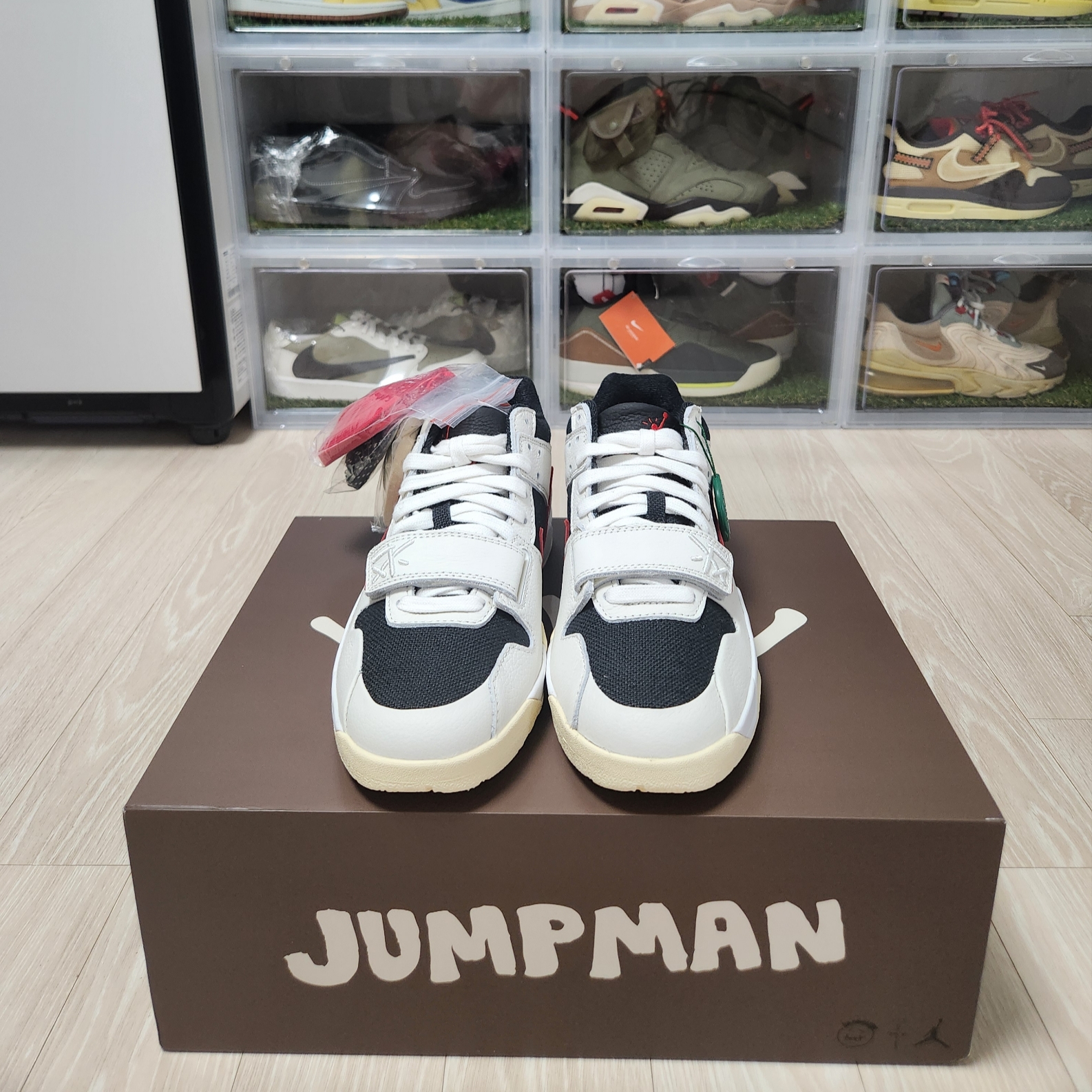 Jordan x Travis Scott Jumpman Jack TR University Red 착용 스타일 - 5
