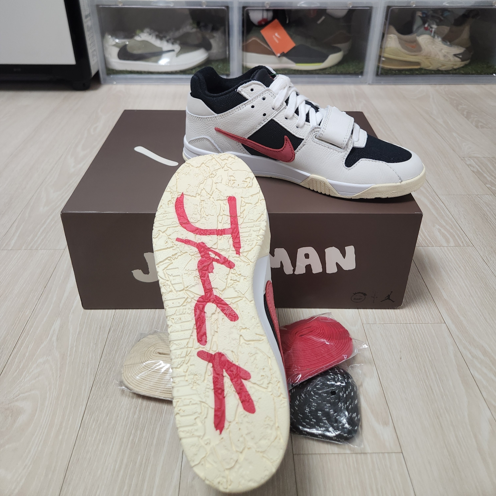 Jordan x Travis Scott Jumpman Jack TR University Red 착용 스타일 - 7