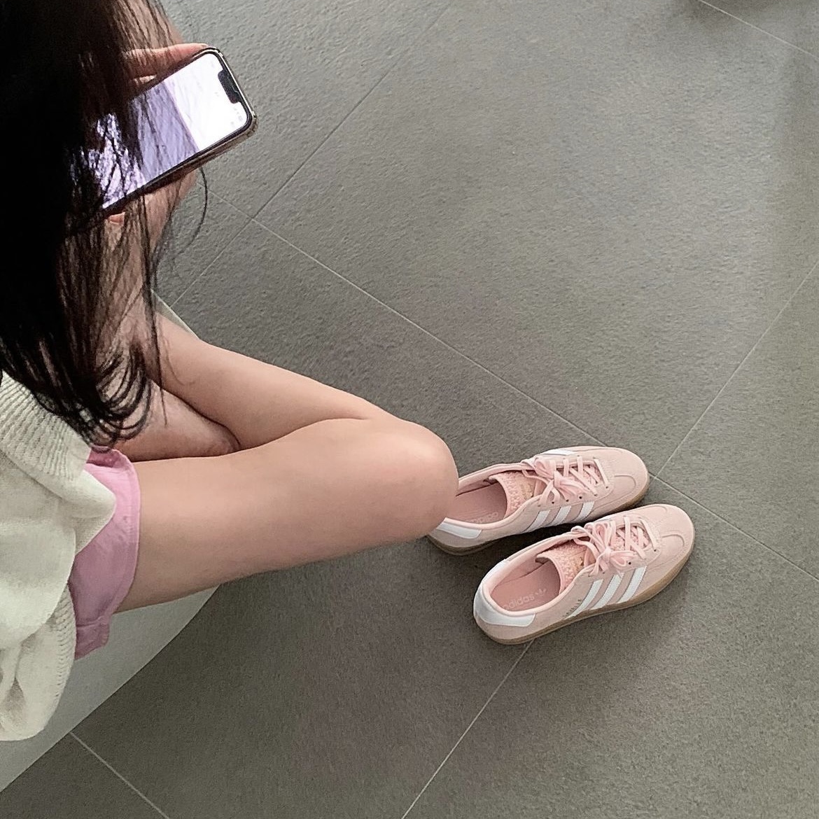 (W) Adidas Gazelle Indoor Sandy Pink Cloud White 착용 스타일 - 3