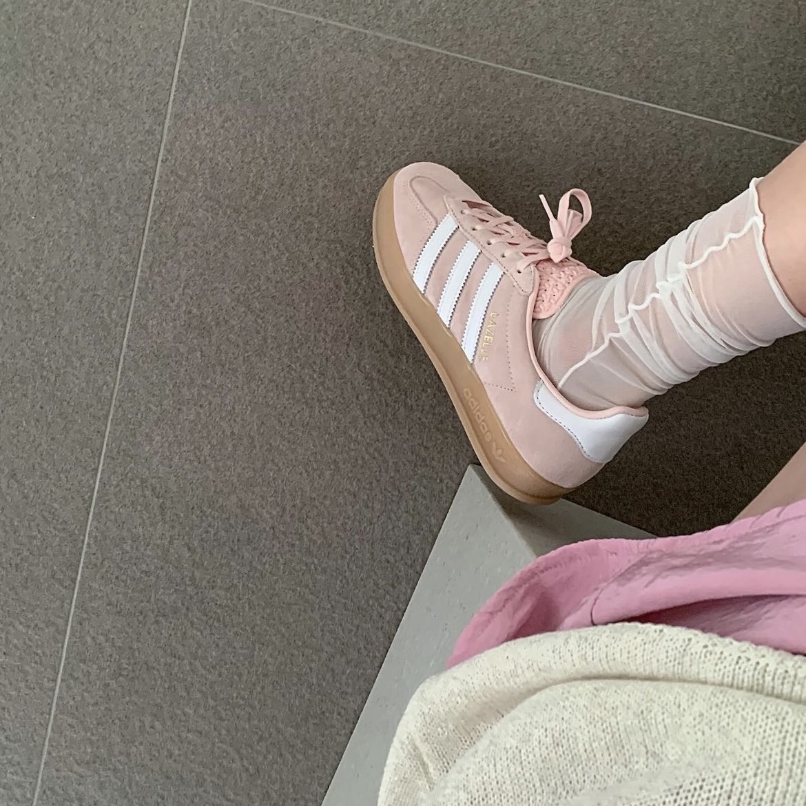 (W) Adidas Gazelle Indoor Sandy Pink Cloud White 착용 스타일 - 4