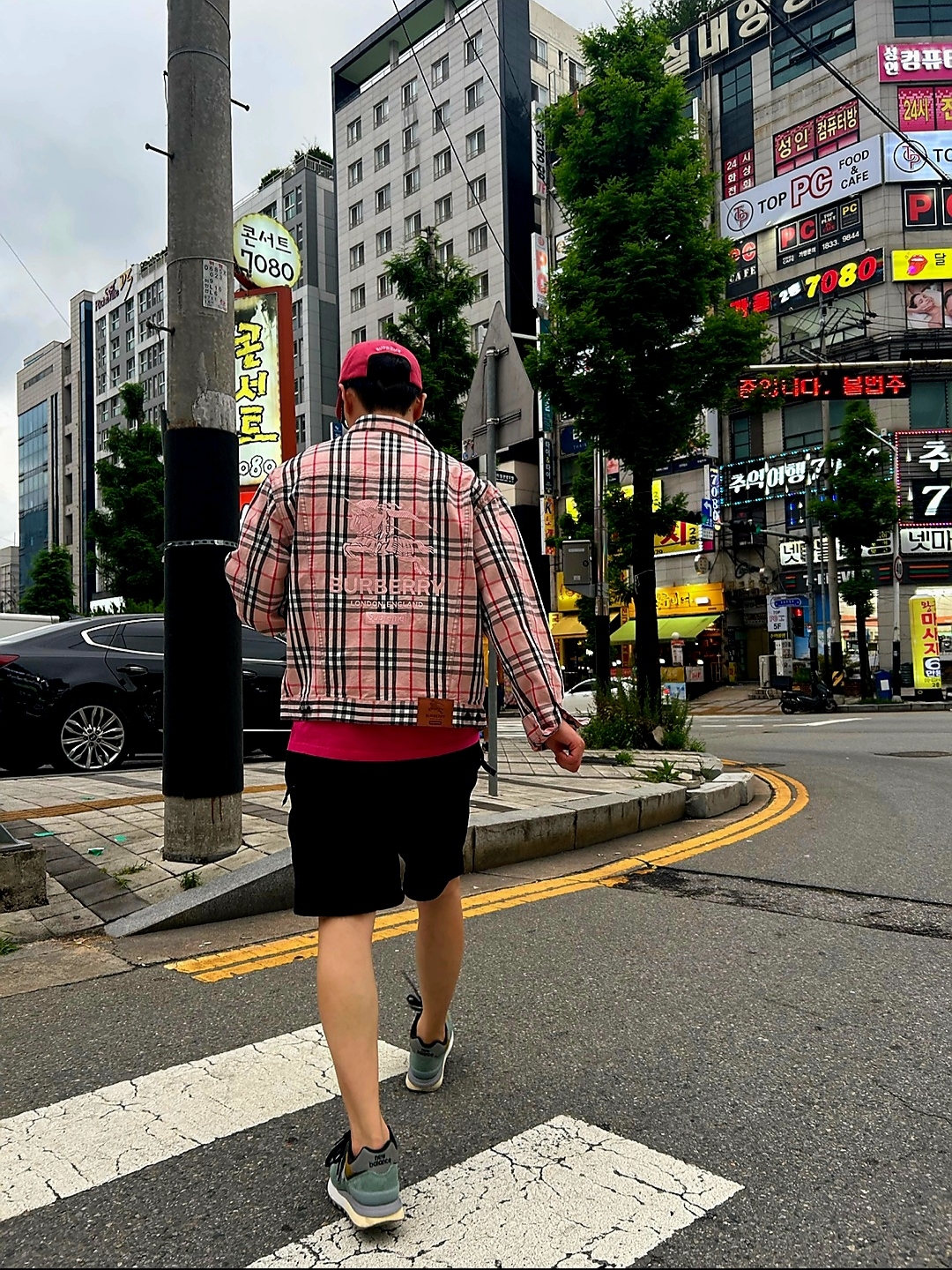 New Balance x Stone Island 574 Legacy Light Green, Supreme x Burberry Denim Trucker Jacket Pink - 22SS 착용 스타일 - 1
