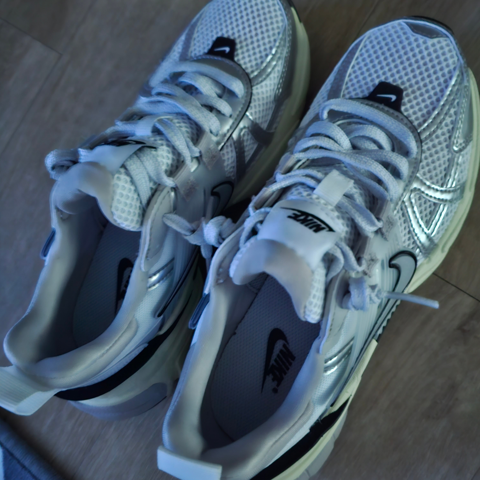 Nike V2K Run Summit White Metallic Silver 착용 스타일