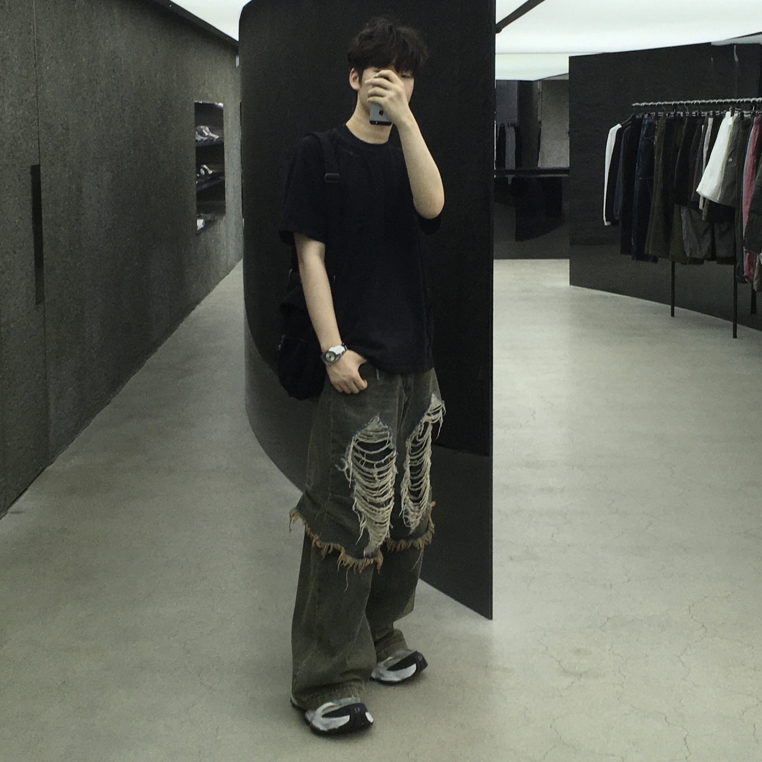 BLR Destroyed Gradation Bleached Short Sleeve T-Shirt Black, BLR Destroyed Vintage Double Denim Pants Navy 착용 스타일 - 1