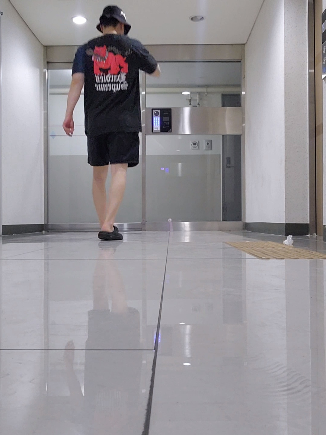 Oofos x Takahiromiyashita The Soloist The Day The Whole World Went Away Clog Black, Supreme x Hardies Dog T-Shirt Black - 23SS 착용 스타일 - 4