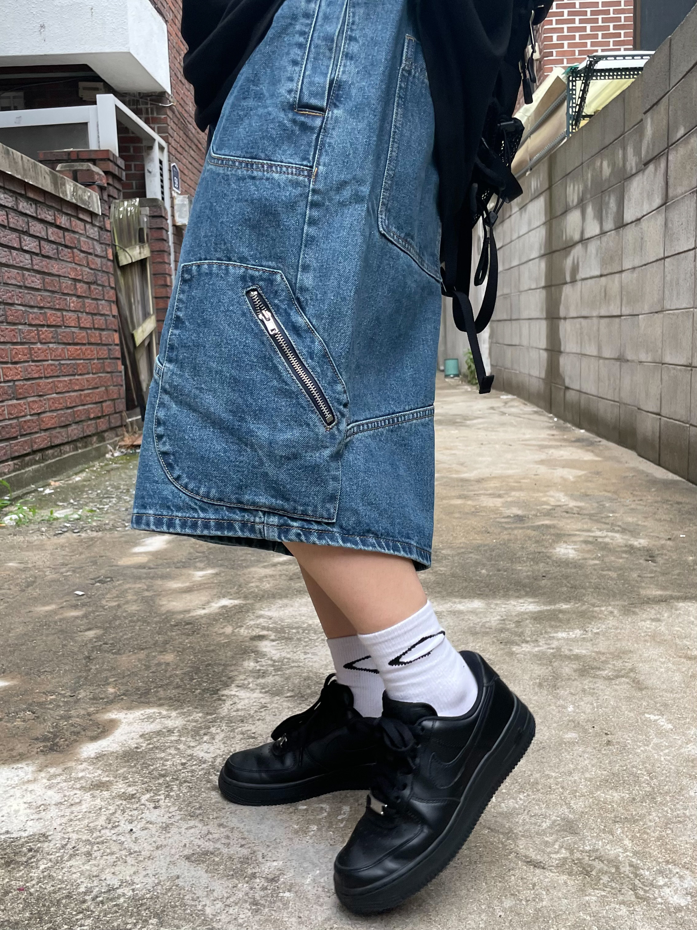 (W) Nike Air Force 1 '07 Low Triple Black, Our Legacy Ladon Leather Keychain Black 착용 스타일 - 5