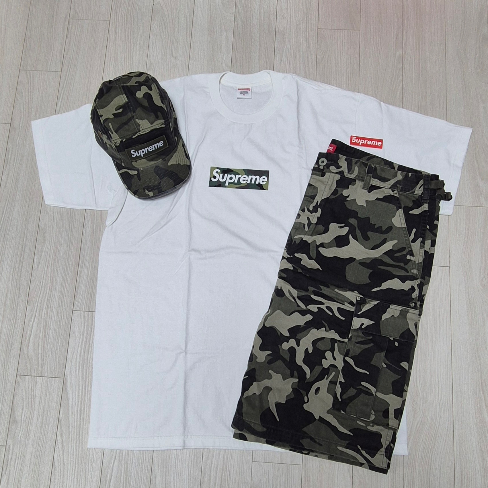 Supreme Military Camp Cap Olive Camo - 23SS, Supreme Box Logo T-Shirt White - 23FW 착용 스타일 - 1