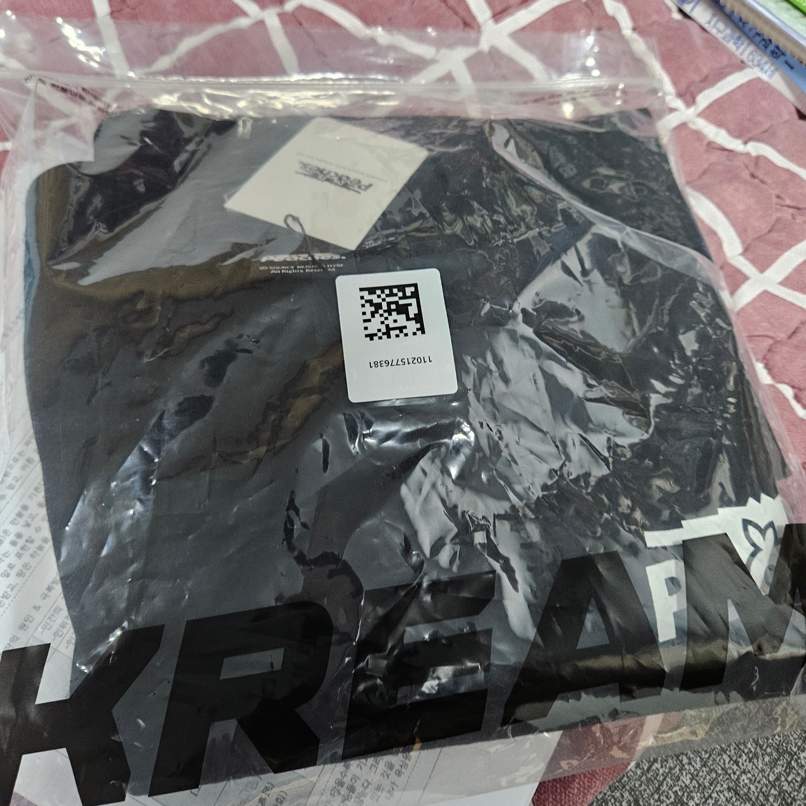 LE SSERAFIM x Peaches. Staple S/S T-Shirt Black 착용 스타일 - 5