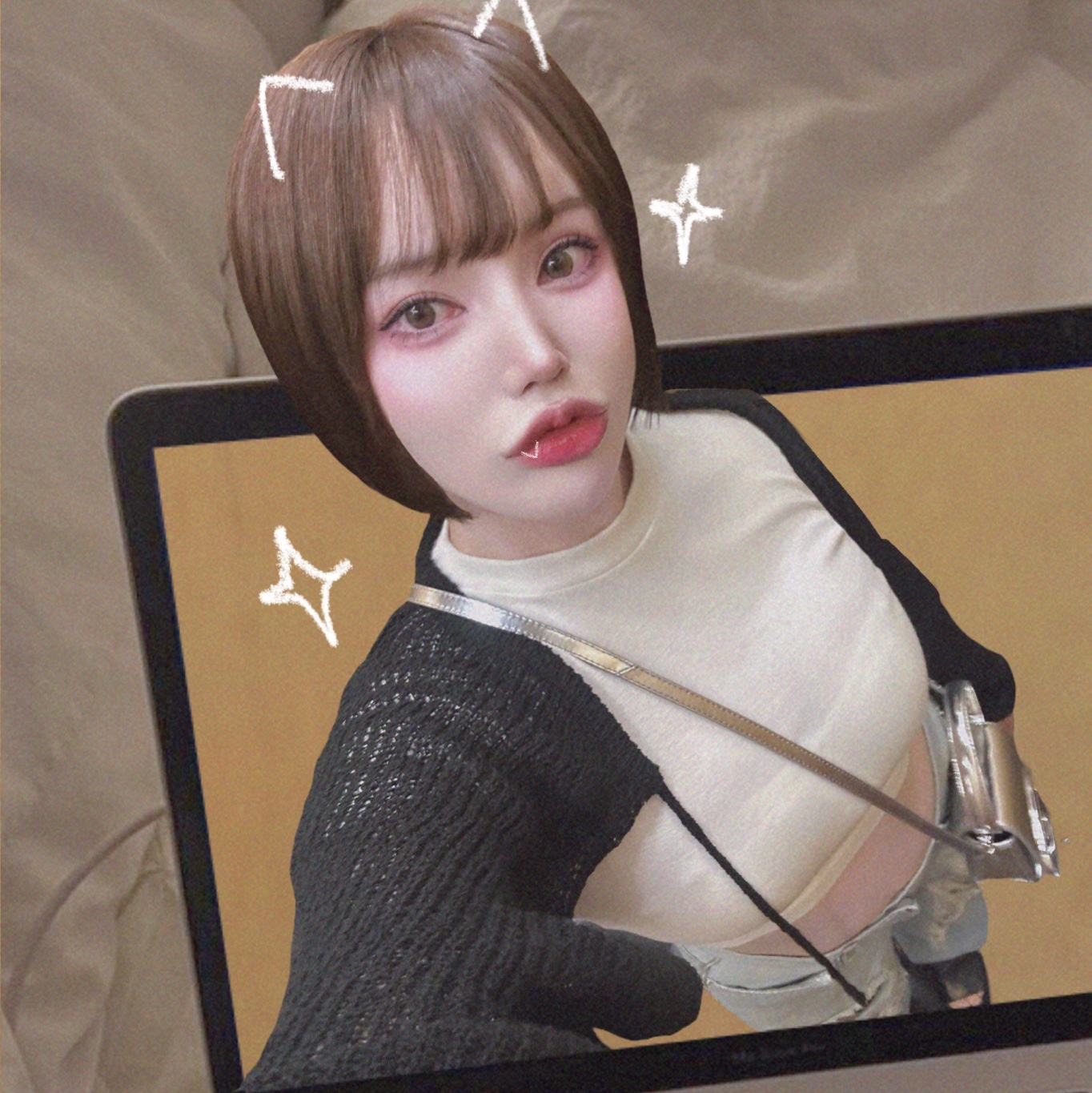 Diesel 1DR Mini Bag in Mirrored Leather Silver 착용 스타일