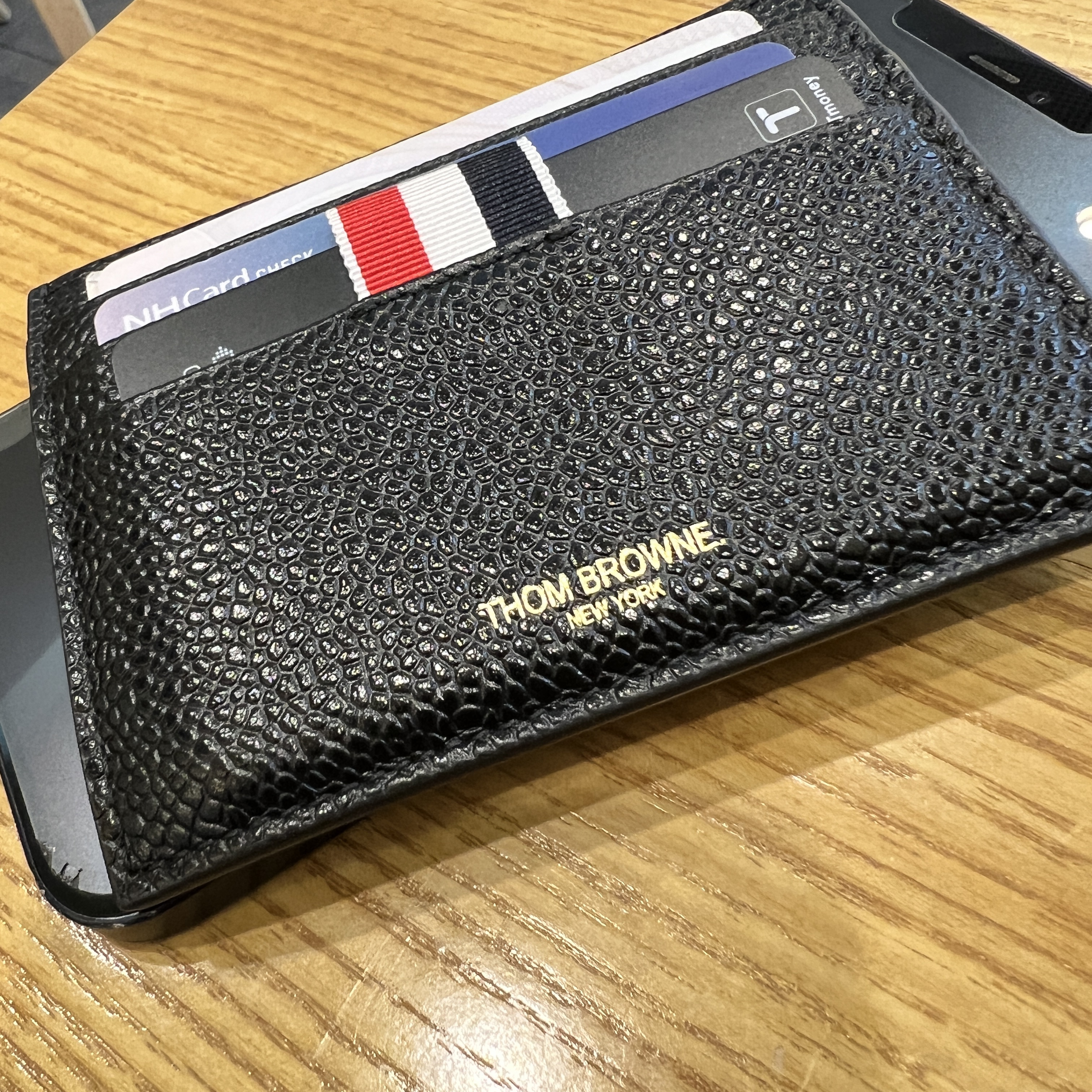 Thom Browne Pebble Grain Leather Debossed 4-Bar Note Compartment Card Holder Black 착용 스타일 - 1