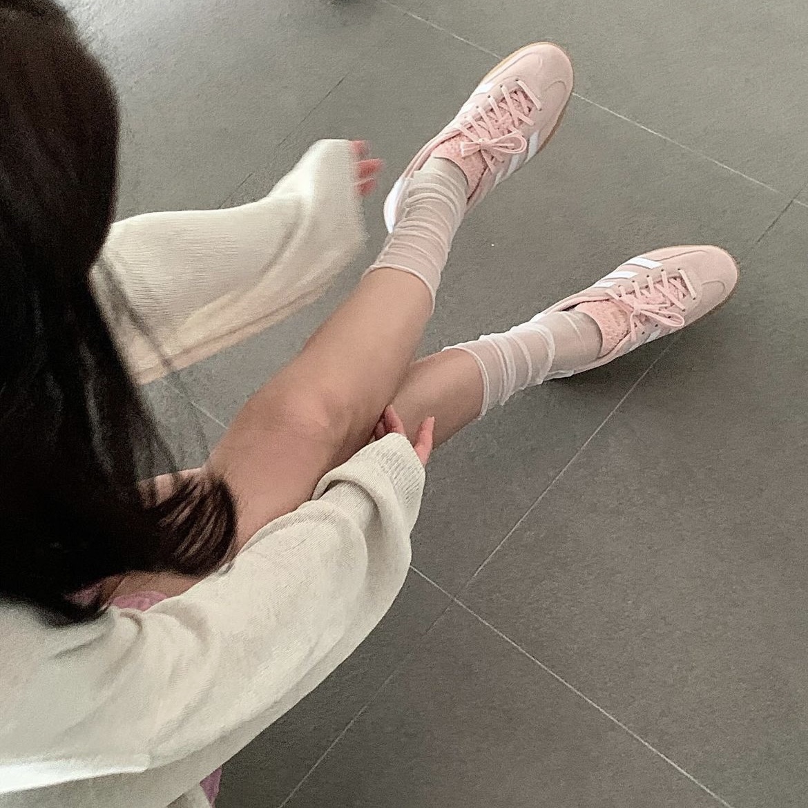 (W) Adidas Gazelle Indoor Sandy Pink Cloud White 착용 스타일 - 2