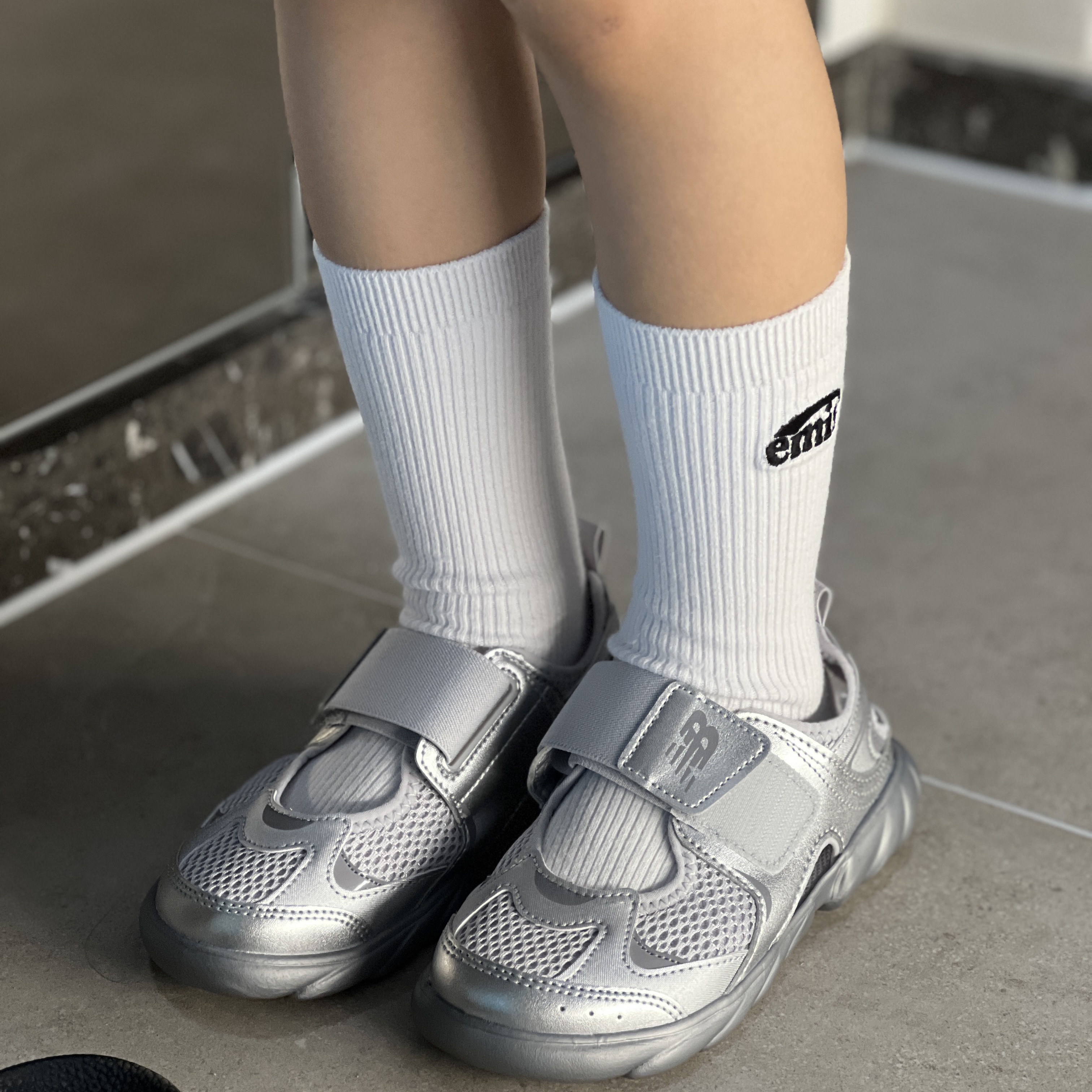 (Kids) New Balance Freedle 920 Sandal Grey 착용 스타일