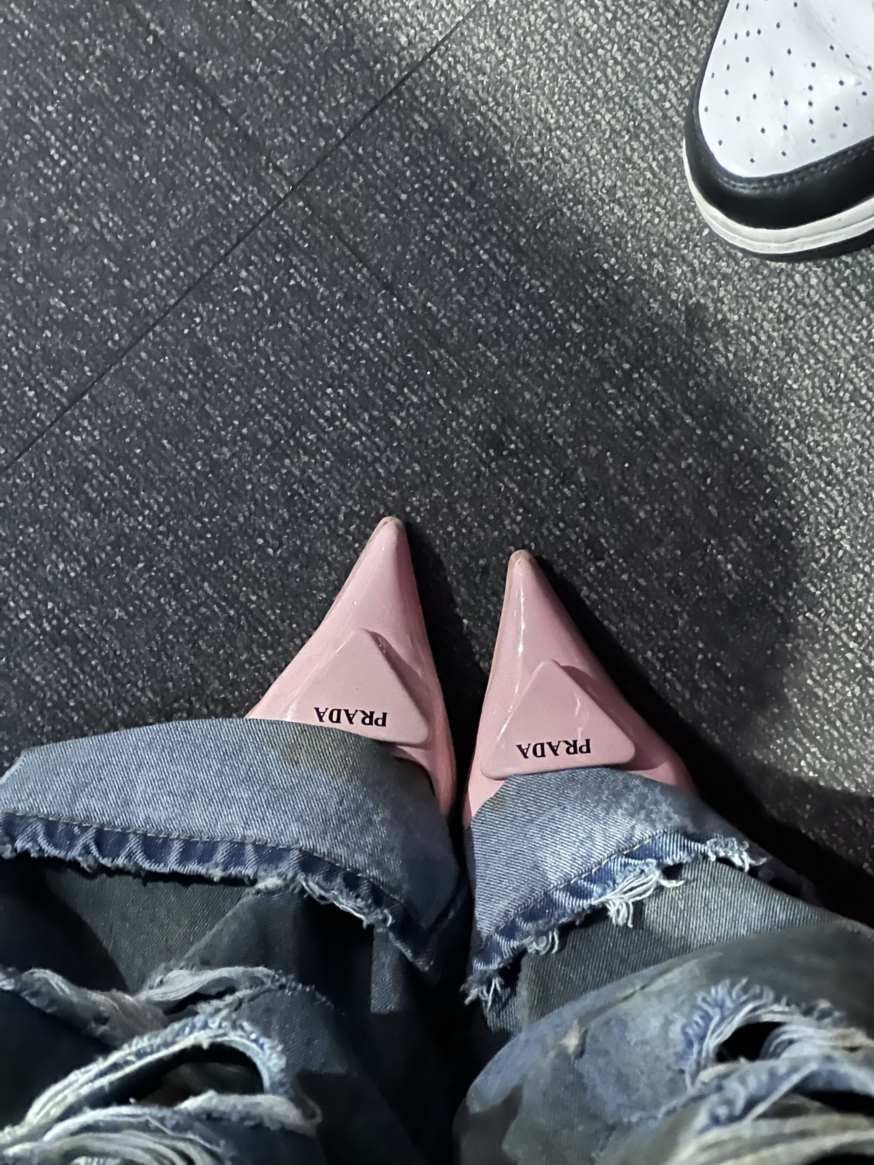 (W) Prada Brushed Leather Slingback Pumps Alabaster Pink 착용 스타일 - 5