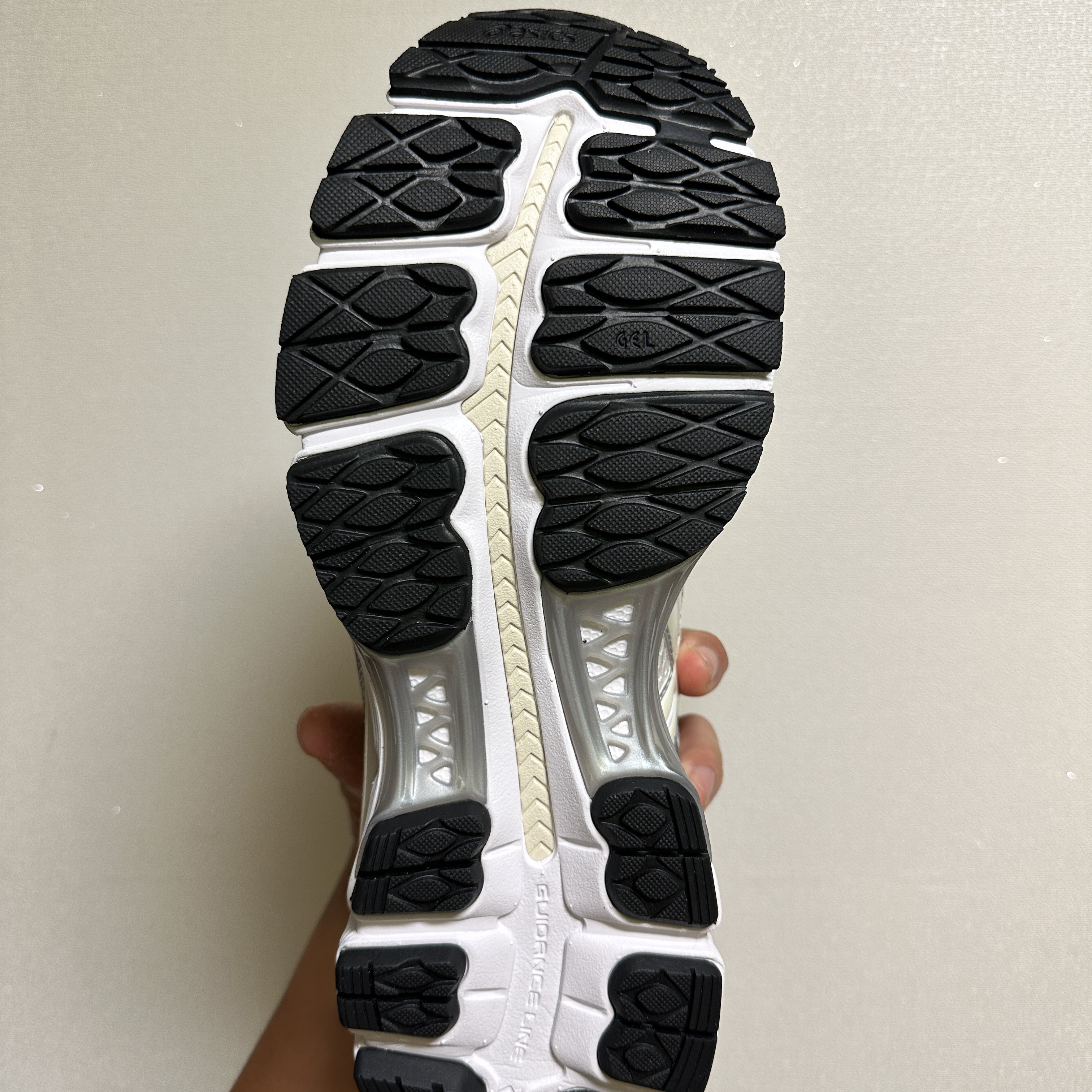 Asics x Ronnie Fieg Gel-Kayano 12.1 Cream 착용 스타일 - 5