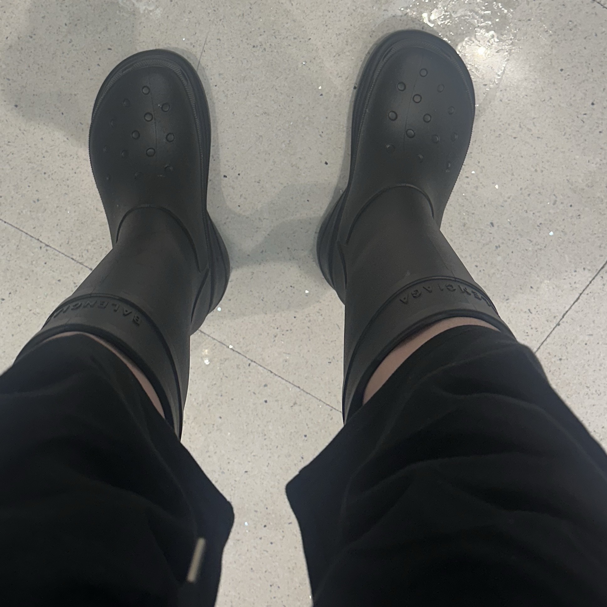Balenciaga x Crocs Rubber Boot Black 착용 스타일