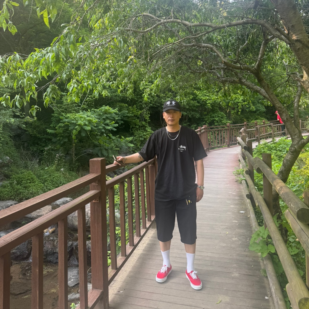 Stussy x Martine Rose Collage Pigment Dyed T-Shirt Black, Vans Vault OG Authentic LX Red 착용 스타일
