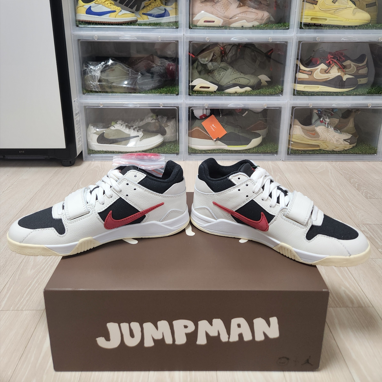 Jordan x Travis Scott Jumpman Jack TR University Red 착용 스타일 - 6