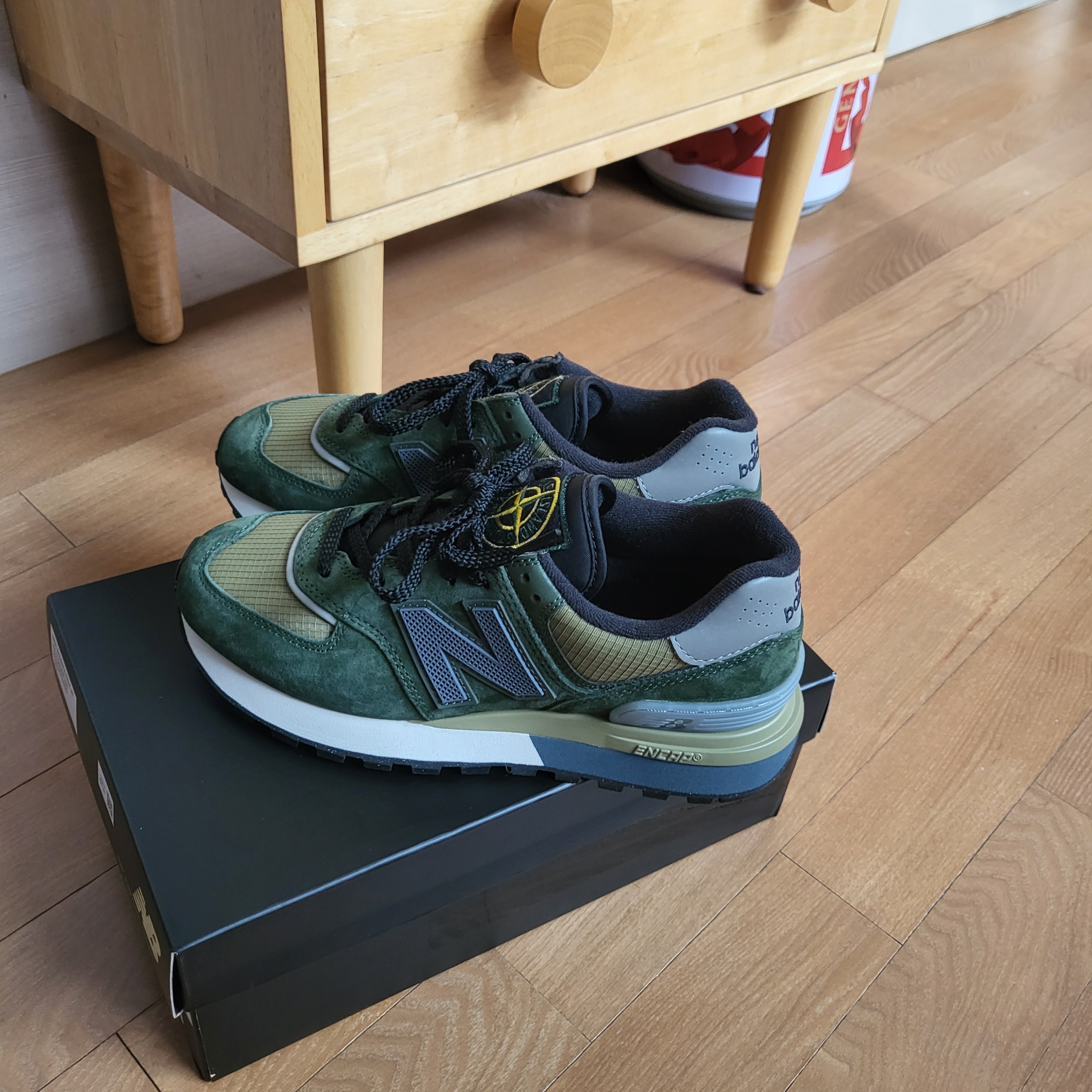 New Balance x Stone Island 574 Legacy Dark Green 착용 스타일 - 1