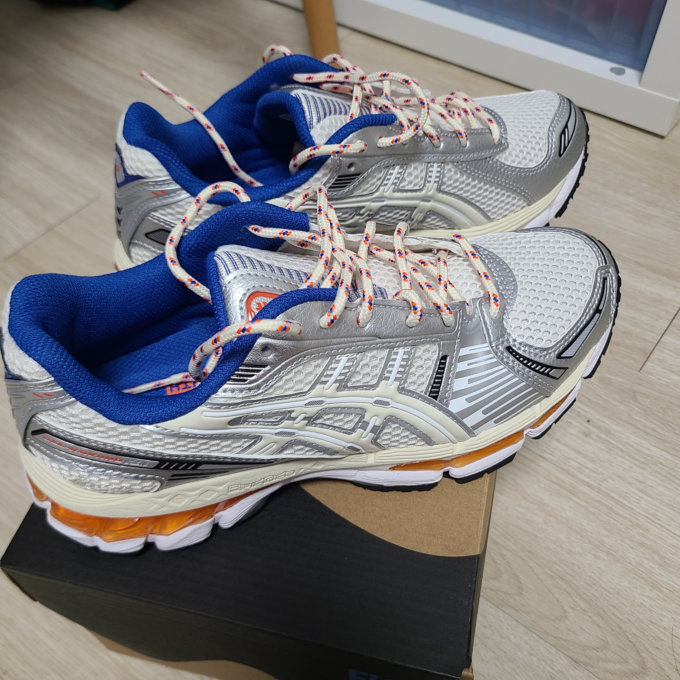 Asics x Ronnie Fieg Gel-Kayano 12.1 Cream 착용 스타일 - 1