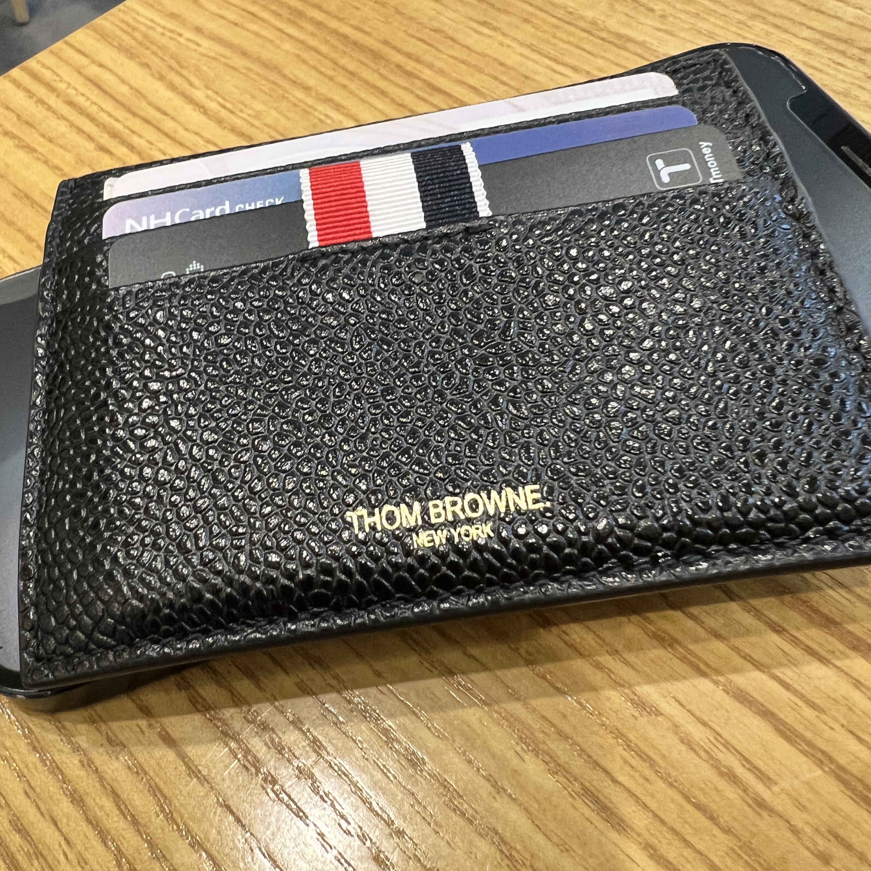 Thom Browne Pebble Grain Leather Debossed 4-Bar Note Compartment Card Holder Black 착용 스타일 - 2