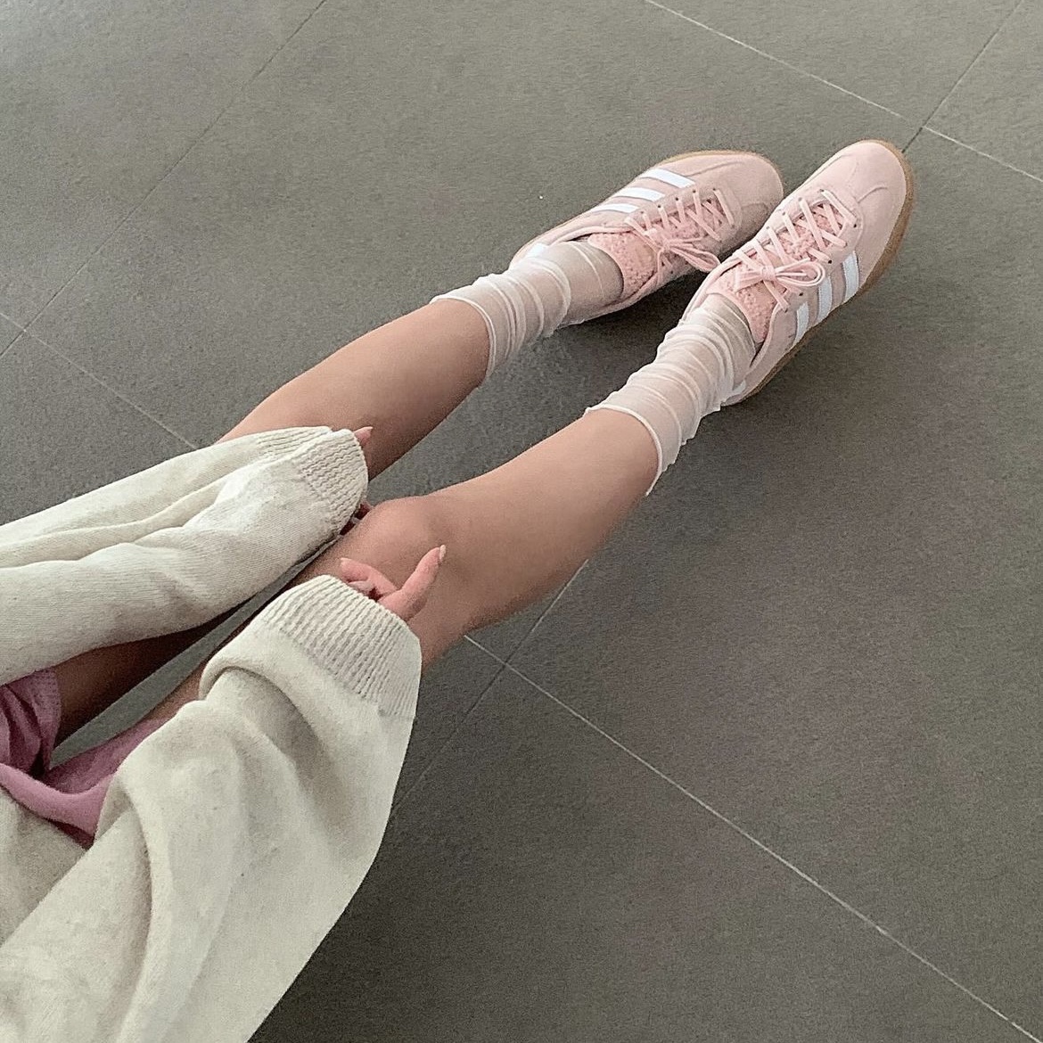(W) Adidas Gazelle Indoor Sandy Pink Cloud White 착용 스타일 - 1