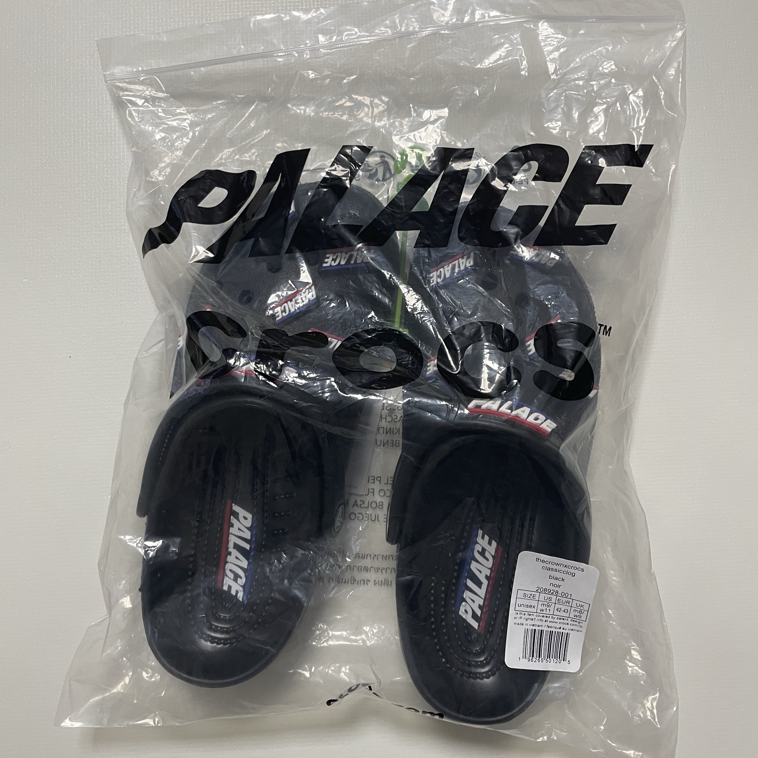 Crocs x Palace Classic Clog Black 착용 스타일