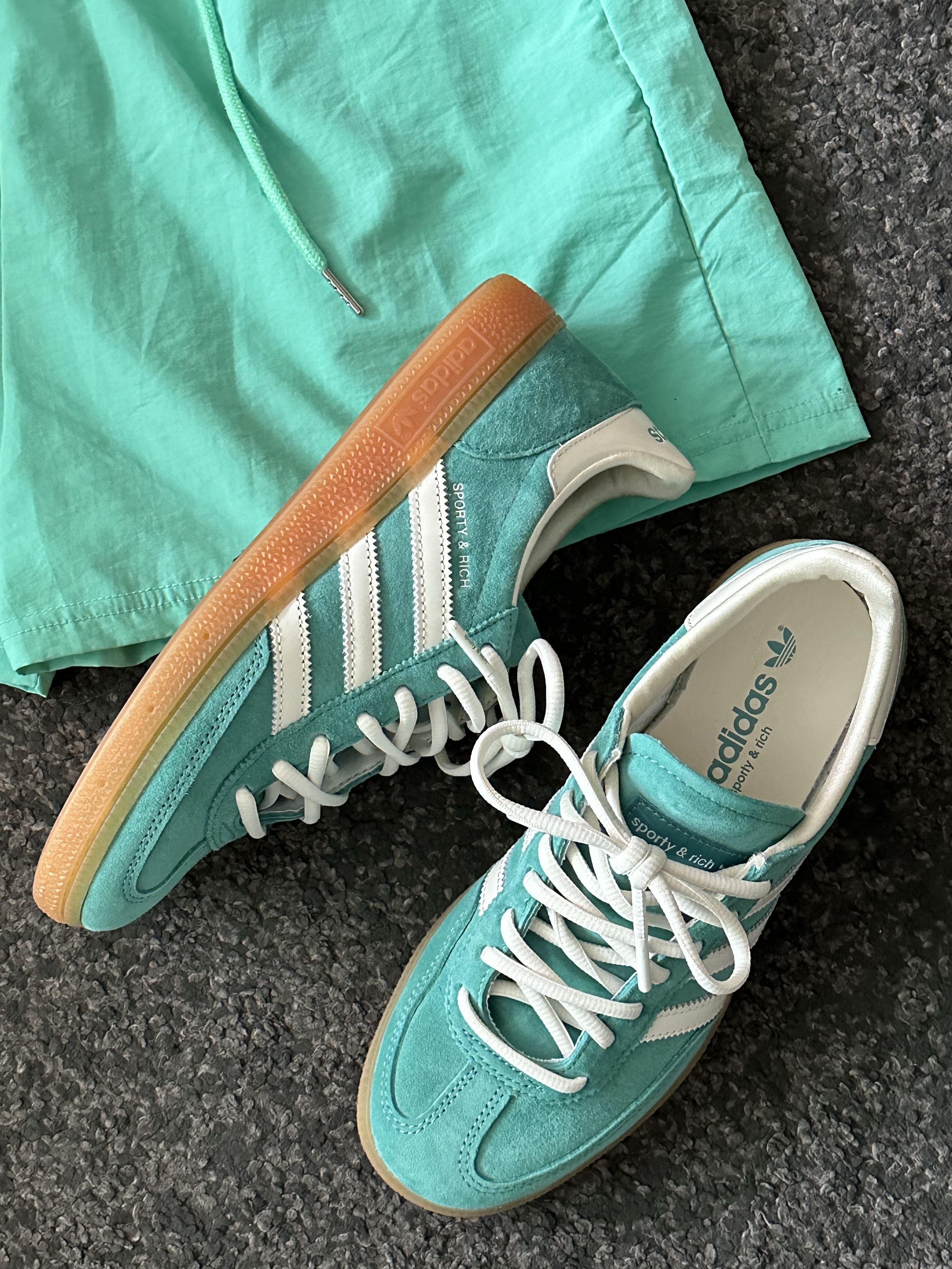Supreme Denim Camp Cap Mint - 24SS, Adidas x Sporty & Rich Spezial Handball Pantone Core White 착용 스타일 - 3