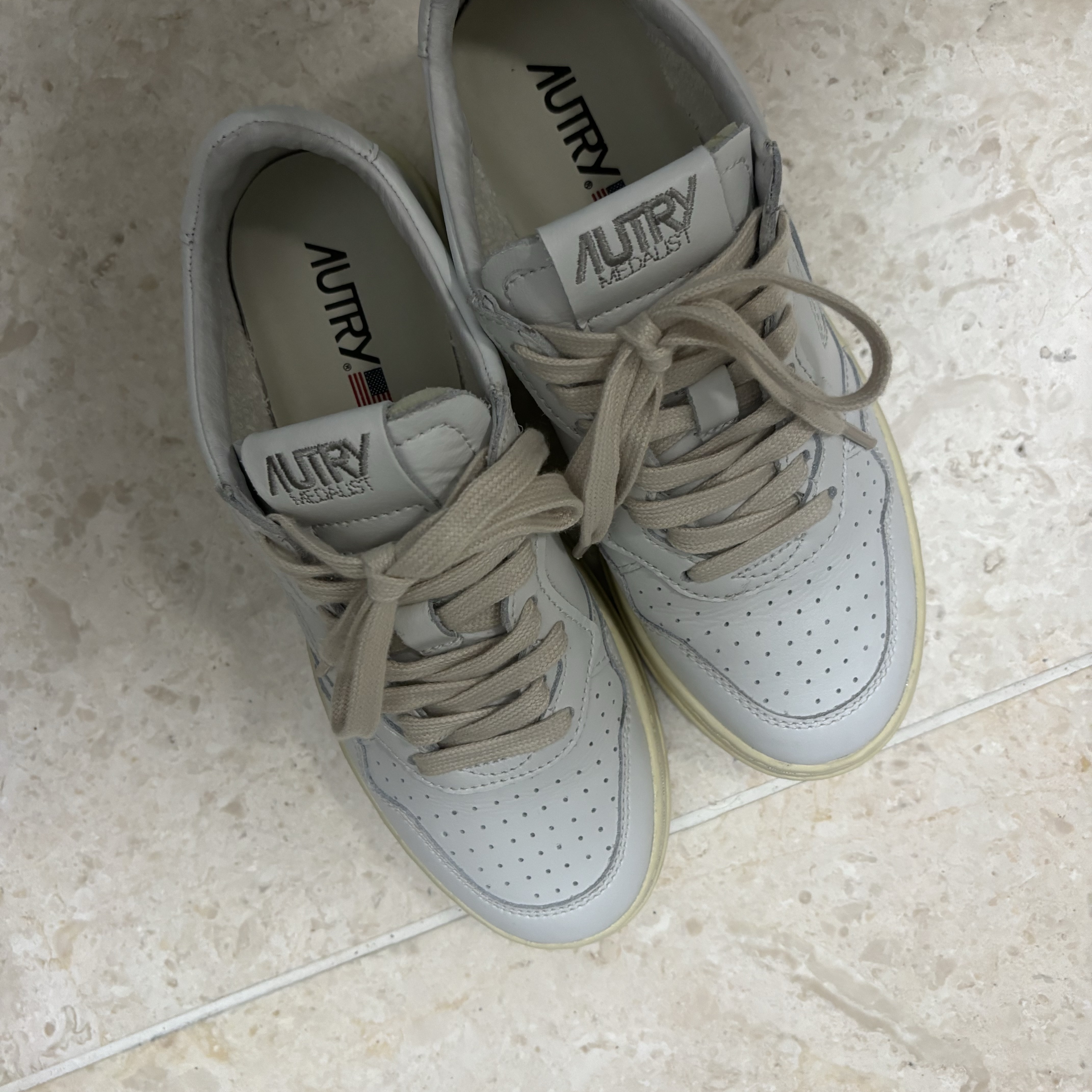 (W) Autry Medalist Low Leather Sneakers White 착용 스타일