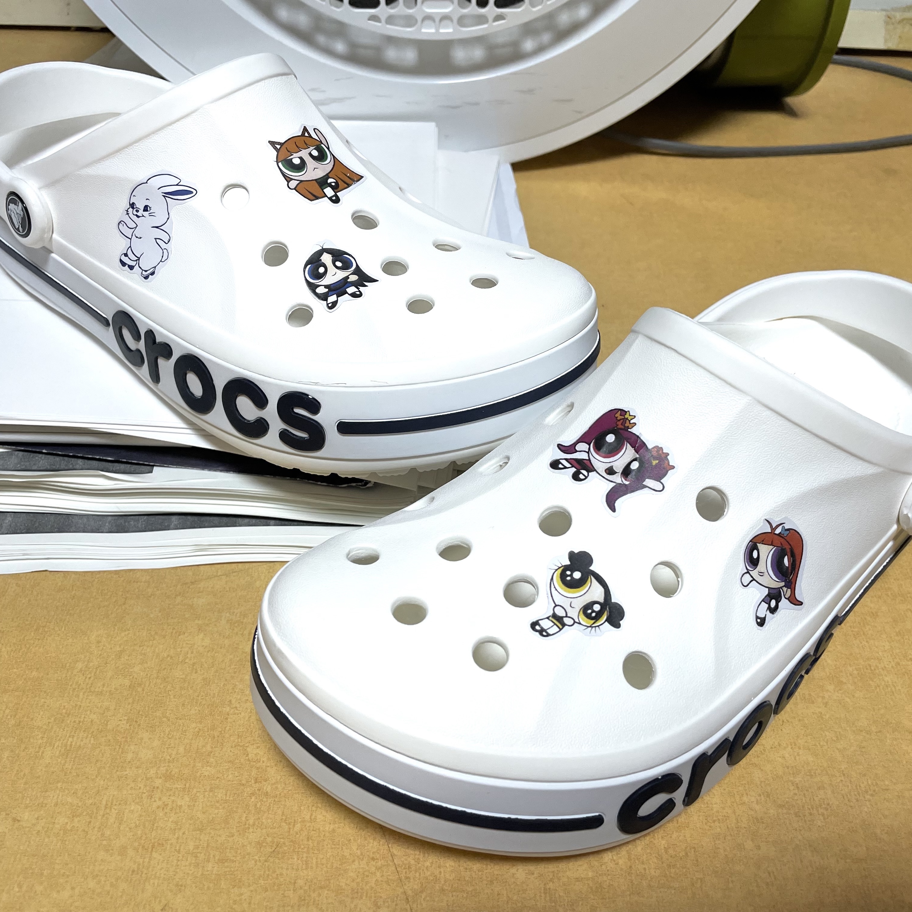 Crocs Bayaband Clog White Navy 착용 스타일 - 3