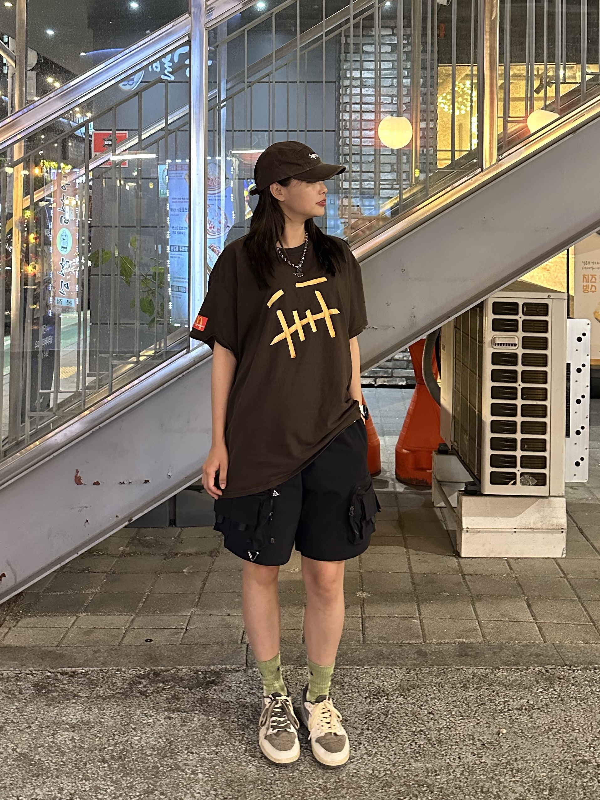 Jordan 1 x Travis Scott Retro Low OG SP Sail and Ridgerock, Nike ACG Cargo Shorts Black - Asia 착용 스타일 - 2